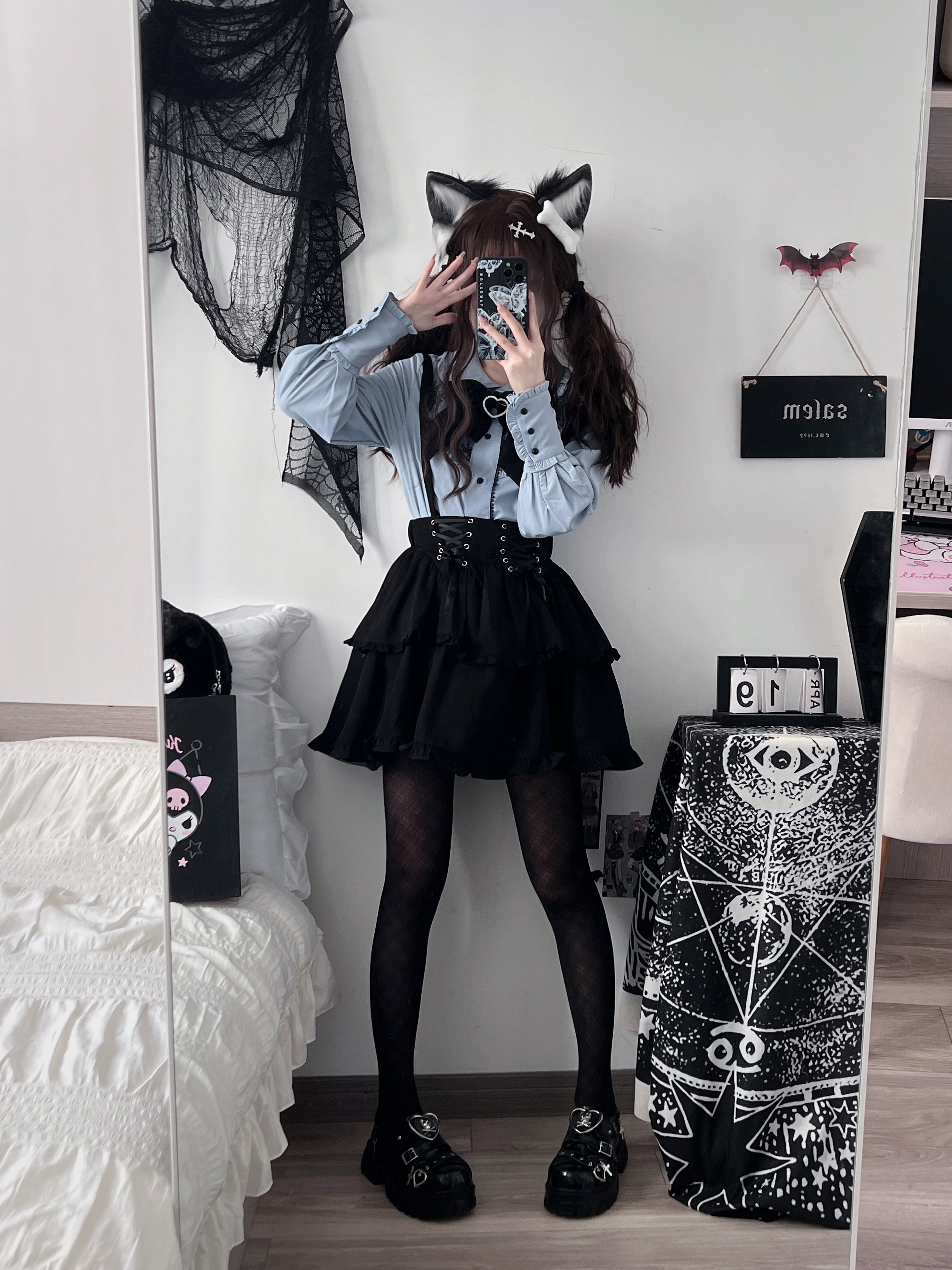 Jirai Kei suspender skirt close-up showing 100% polyester fabric quality, ruffled layer construction, and lace-up waist detail with elastic band stretch