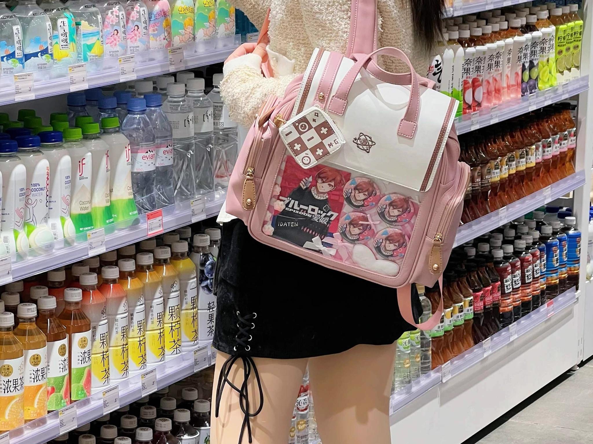 Anime character collectible cards and badges arranged in Jirai Kei itabag transparent display showcase