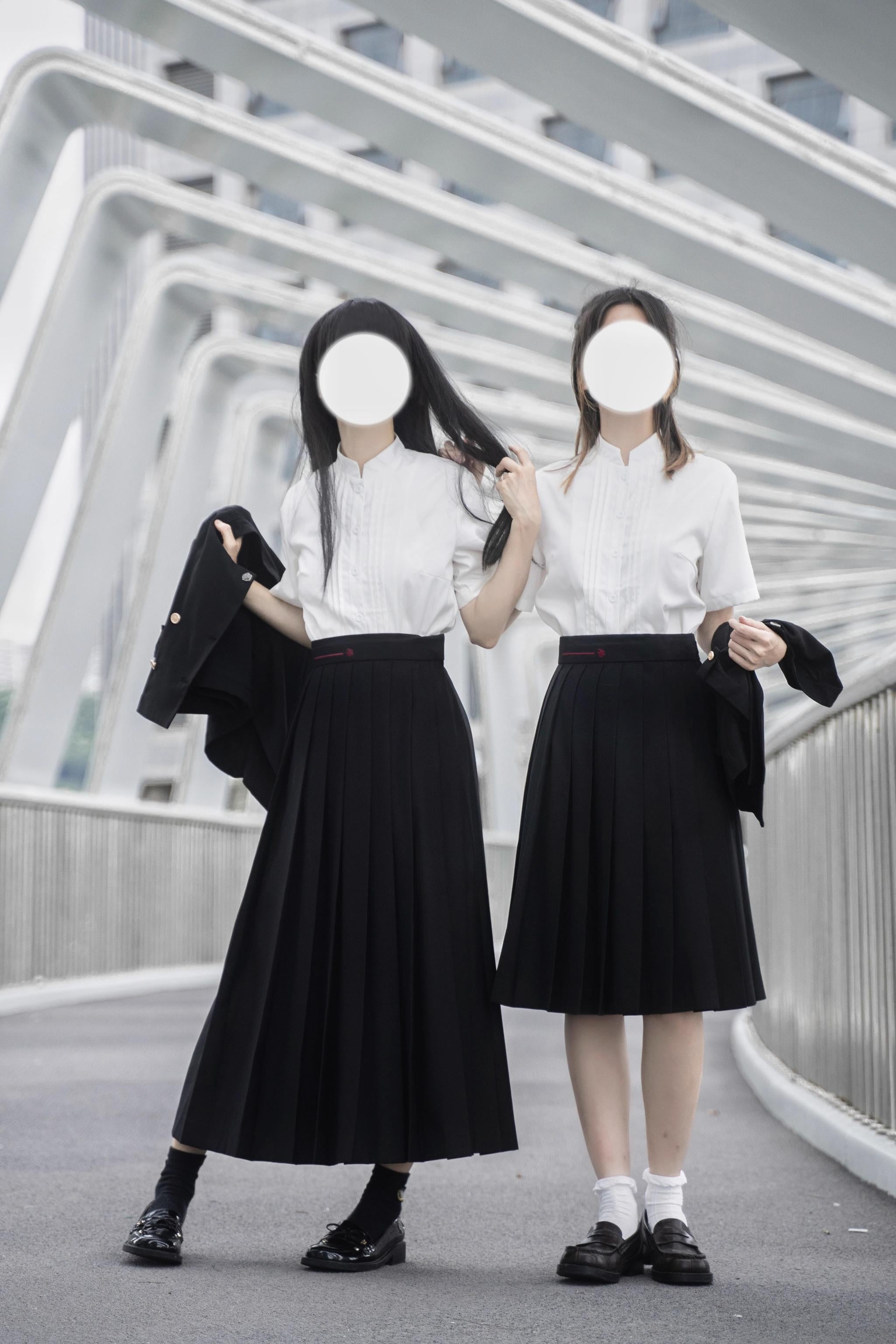 Jirai Kei uniform set front walking outdoor overpass white short-sleeve shirt black pleated skirt carrying coat