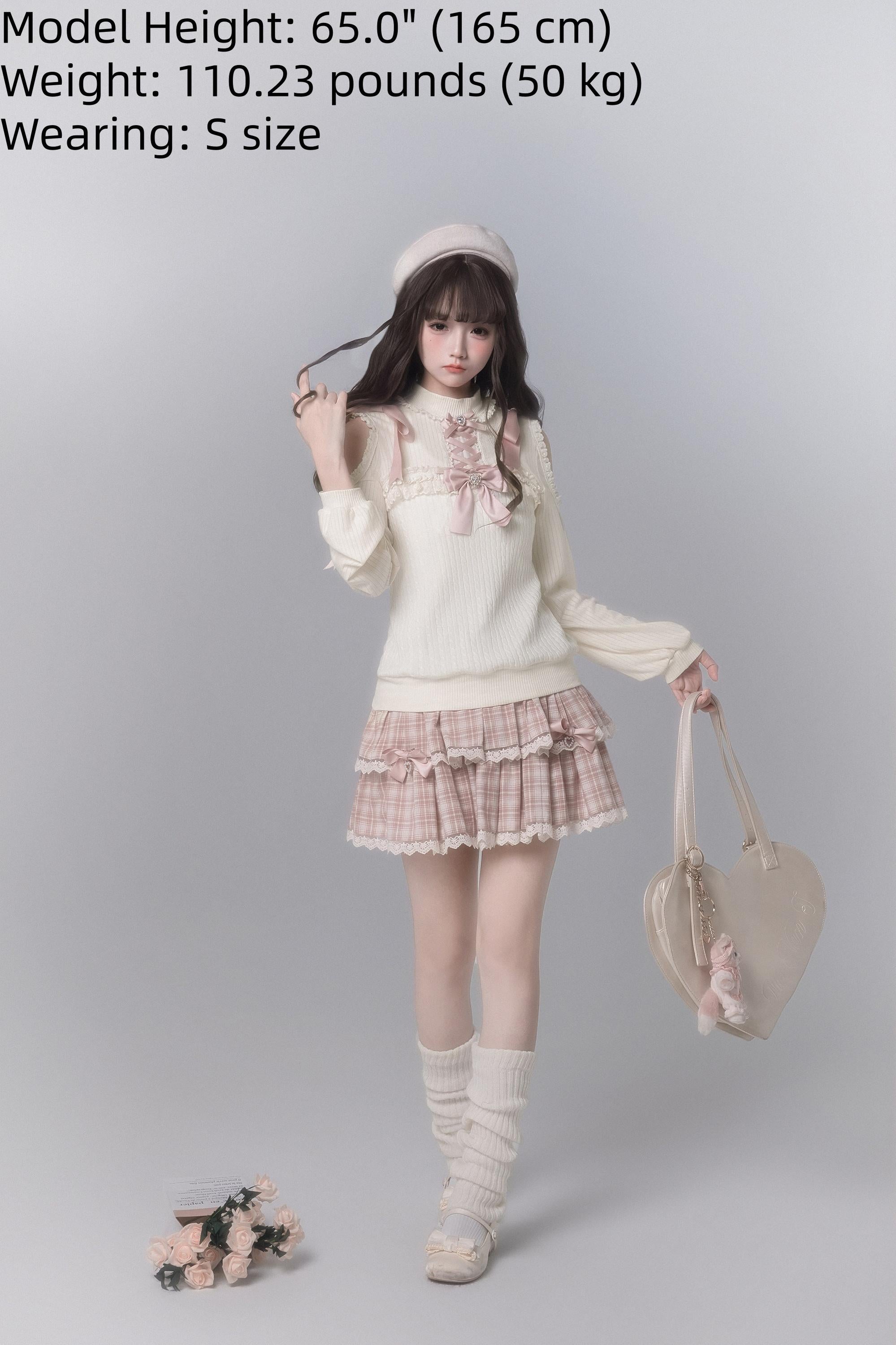 Complete Ryousangata matching outfit ensemble full body front view holding dual heart-shaped handbags white beret Jirai Kei