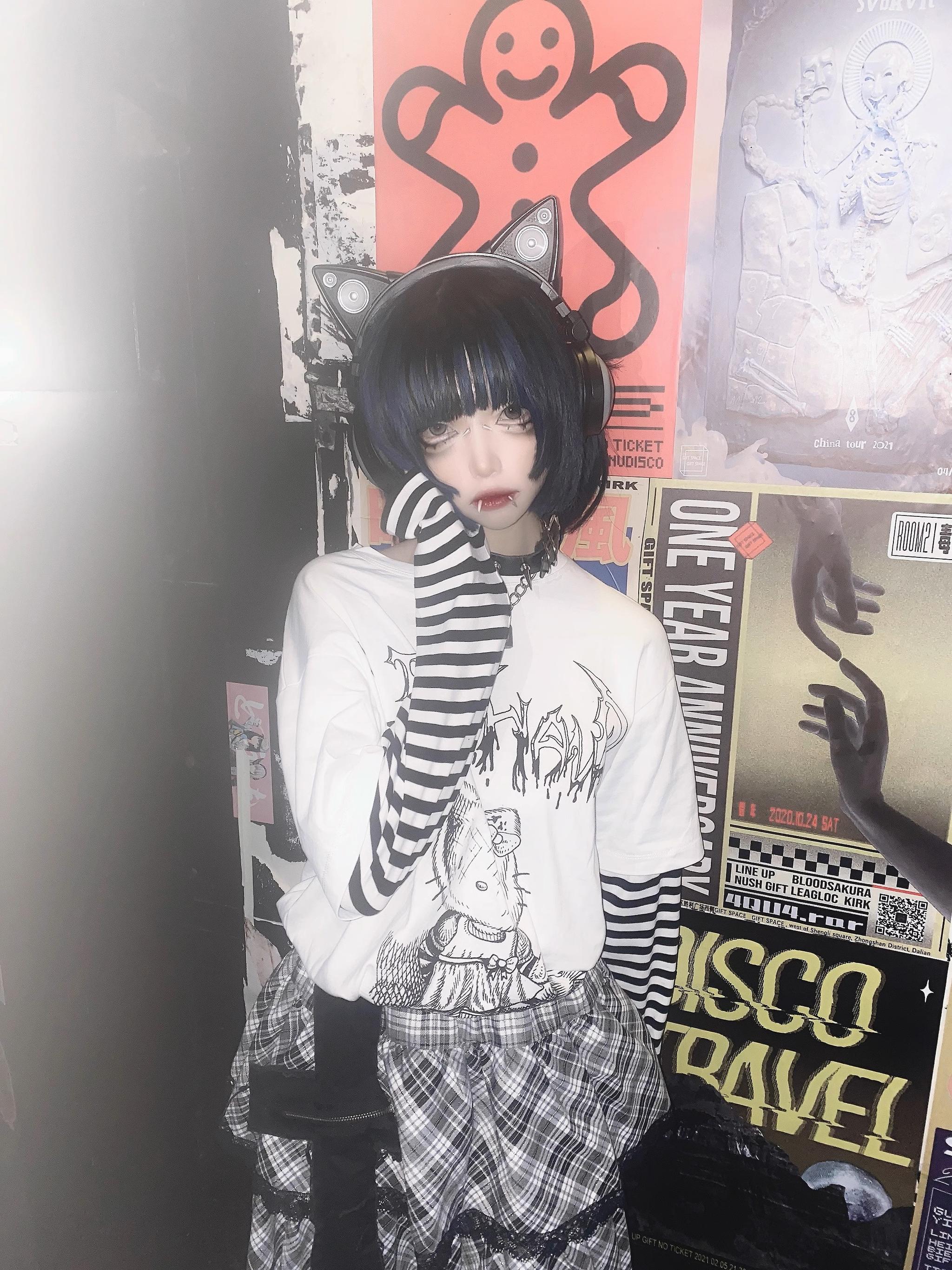 Color variant comparison of jirai kei false two-piece striped long sleeve punk anime graphic tees