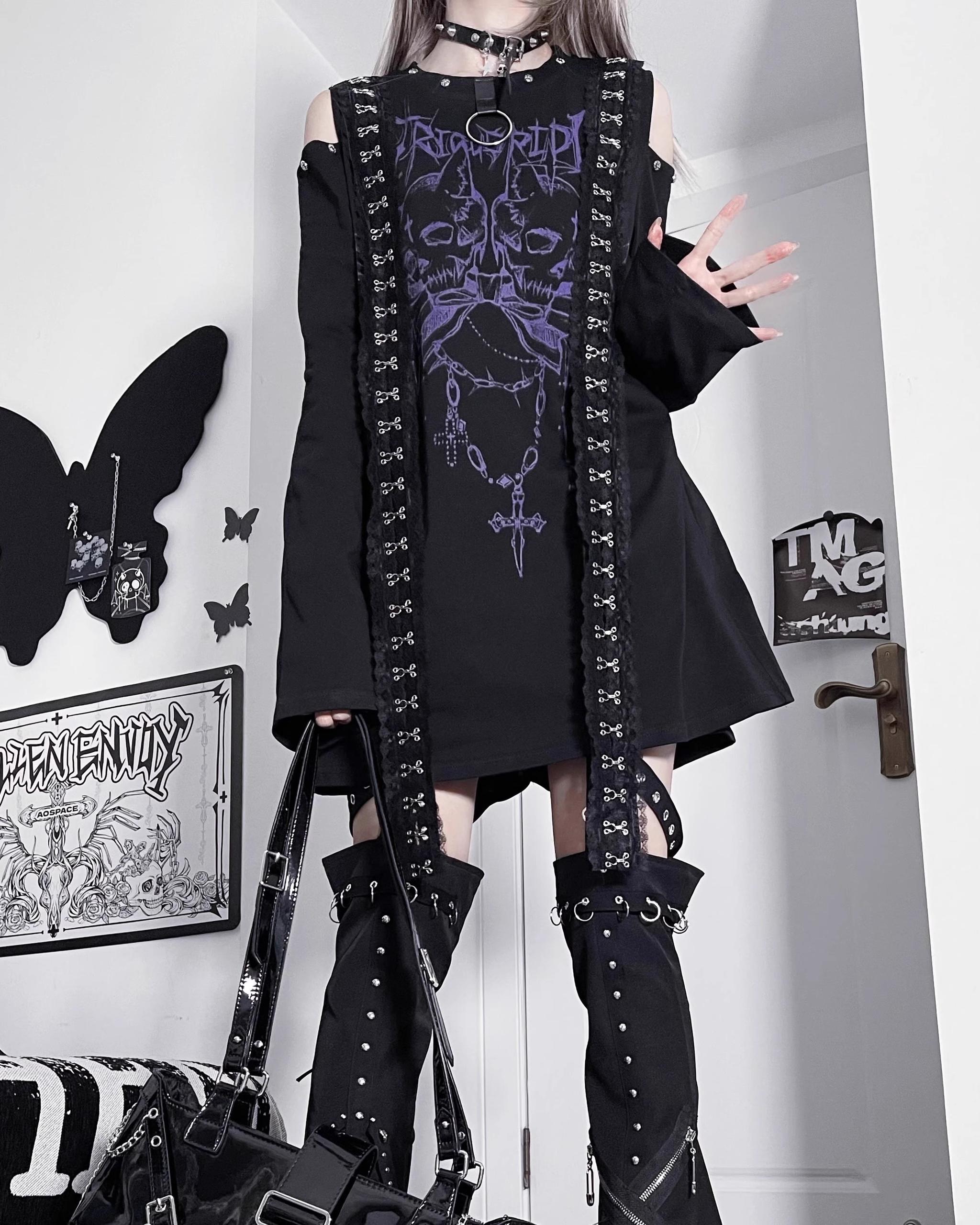 Black-white color block cold-shoulder dual skull gothic t-shirt front detail view jirai kei style