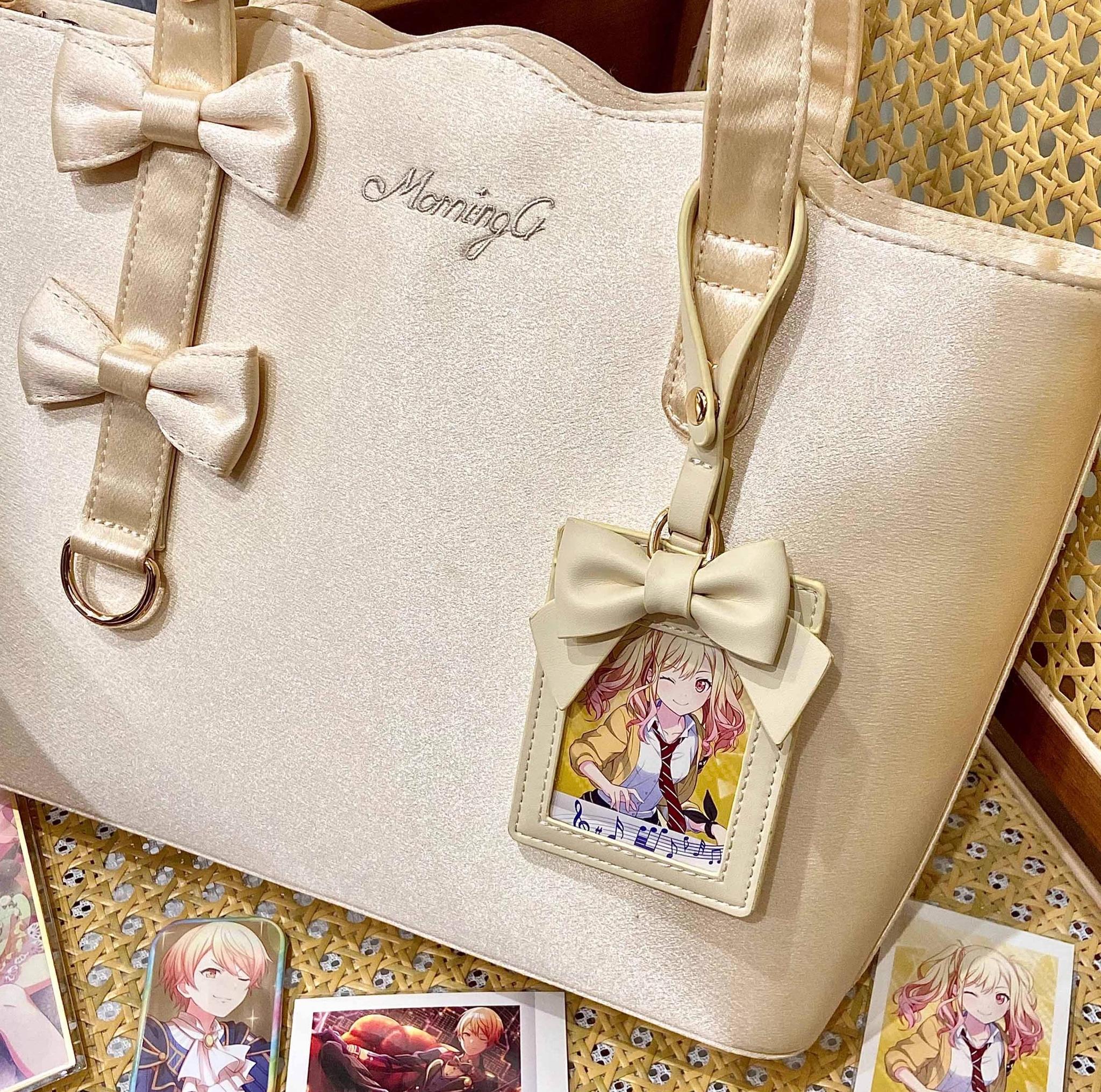 Jirai Kei ita bag interior spacious compartment view showing capacity for 24 pieces 58mm badges or 15 pieces 75mm badges, premium PU leather construction, and well-organized badge storage solution