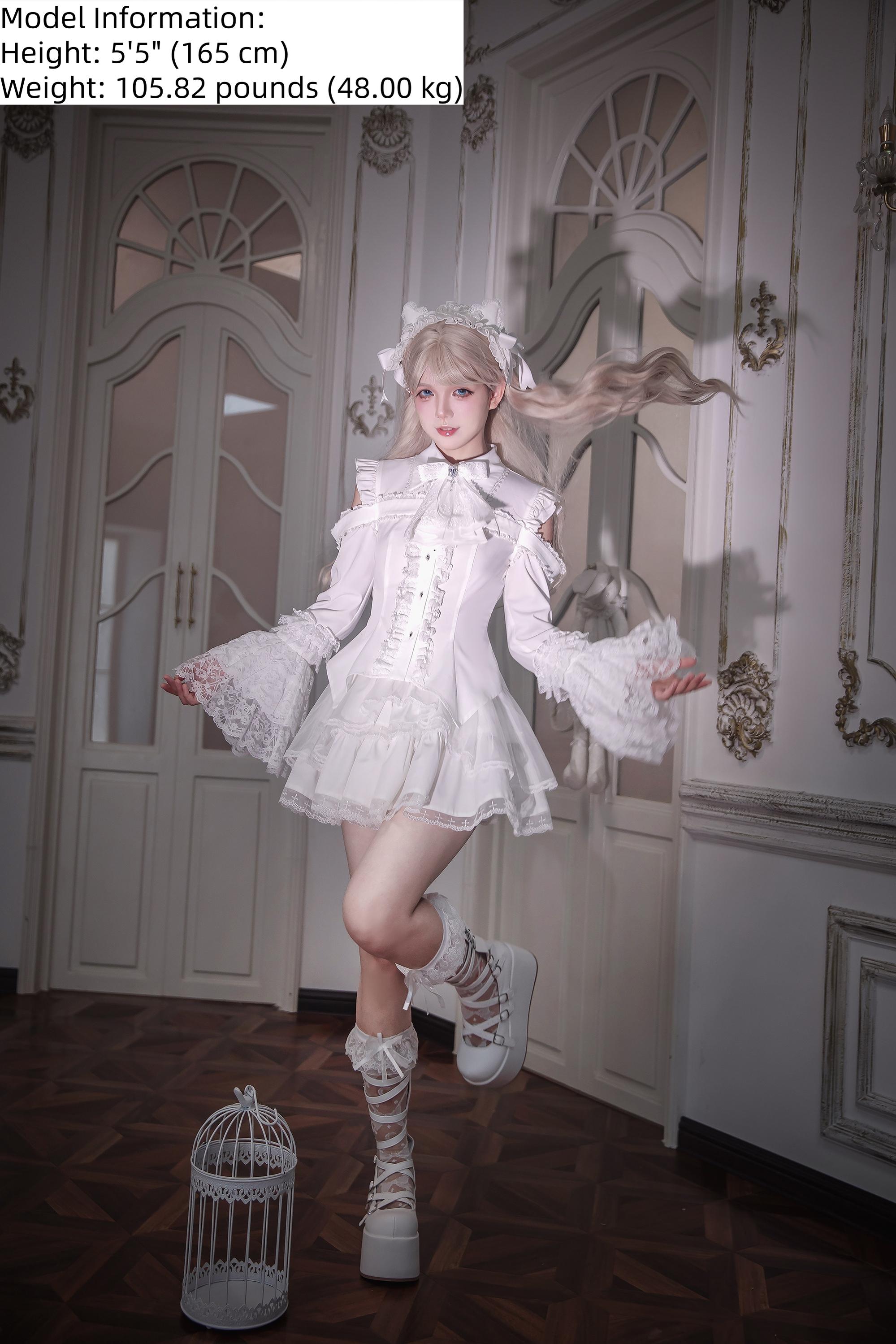 Jirai kei gothic lolita hime sleeve blouse multi-layer lace bell sleeves fashion styling inspiration on model