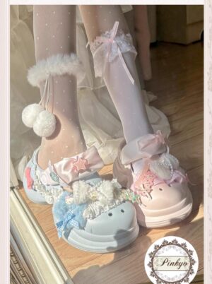 Dual-color kawaii clog sandals in pink and blue mix-and-match design, frontal view of both feet with polka-dot socks and fur-trimmed sock styling