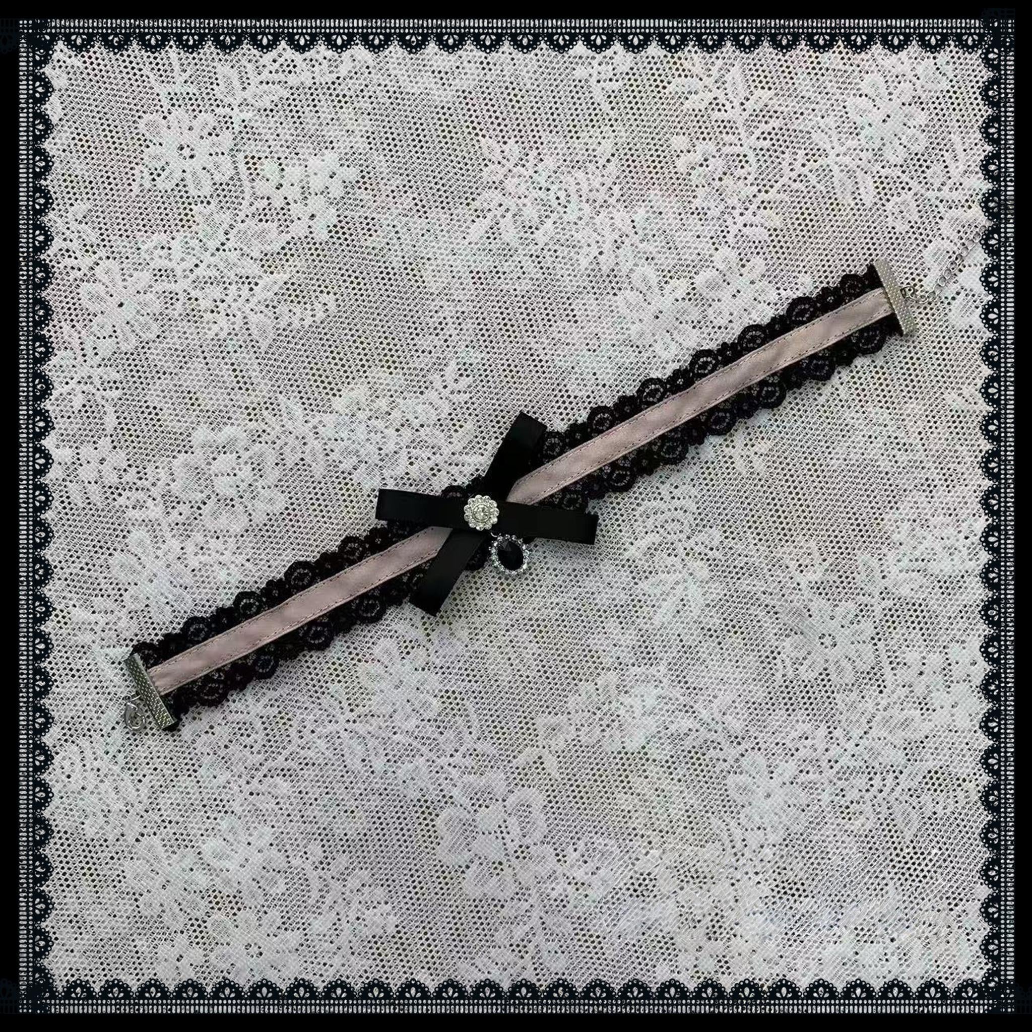 Black-pink Jirai Kei choker necklace playful color contrast accessory styling