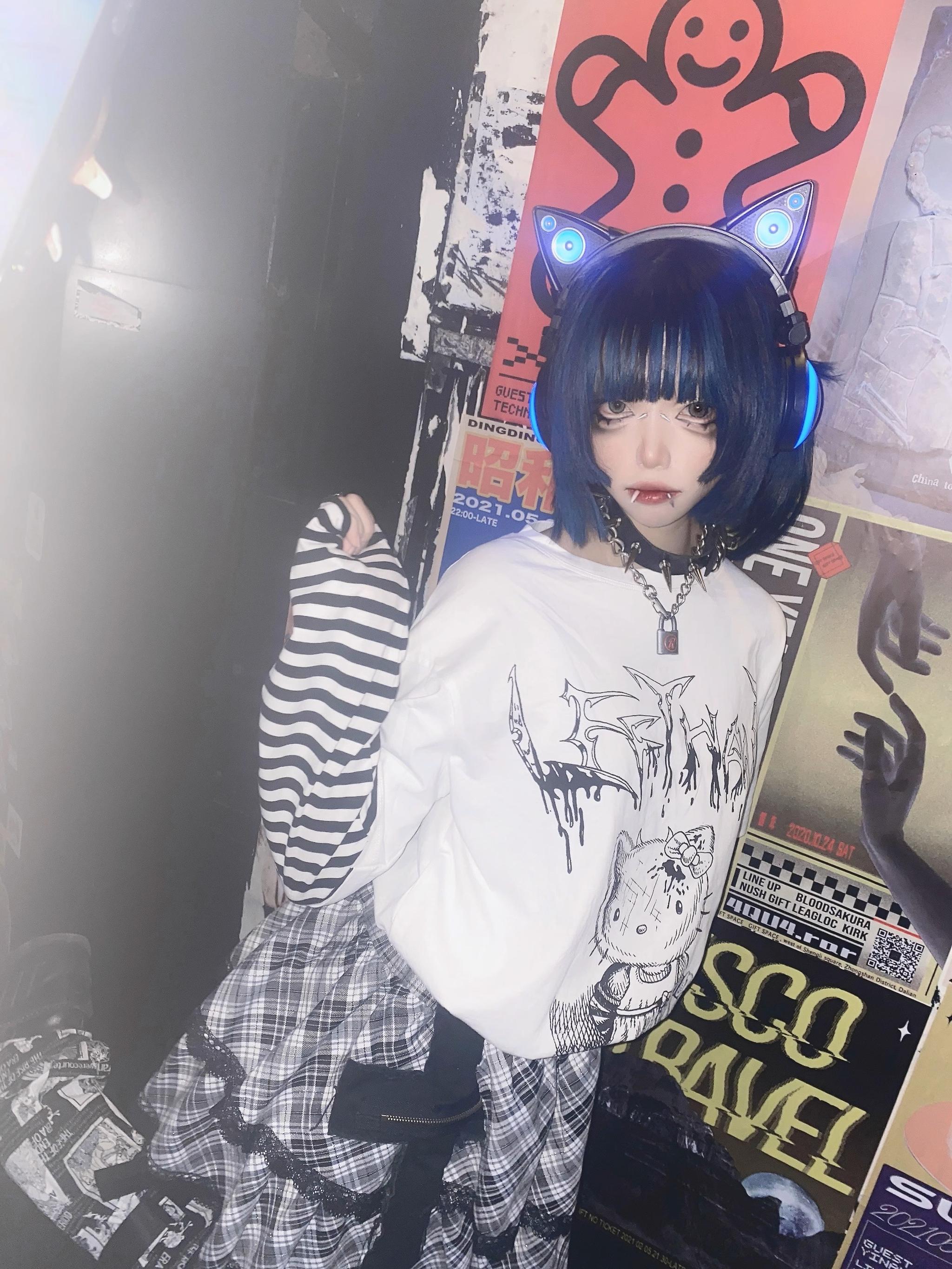 Jirai kei false two-piece long sleeve anime character graphic punk tee styling with alternative fashion accessories