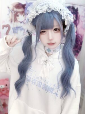 White Tenshi Kaiwai oversized Jirai Kei hoodie with Japanese text print and front bow ribbon, worn by model with blue twin tails and lace hair accessory, front medium close-up view