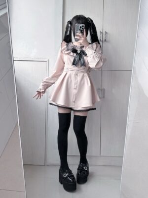 Jirai Kei black pink long sleeve dress shorts set in stock model wearing twin tails front mirror selfie view