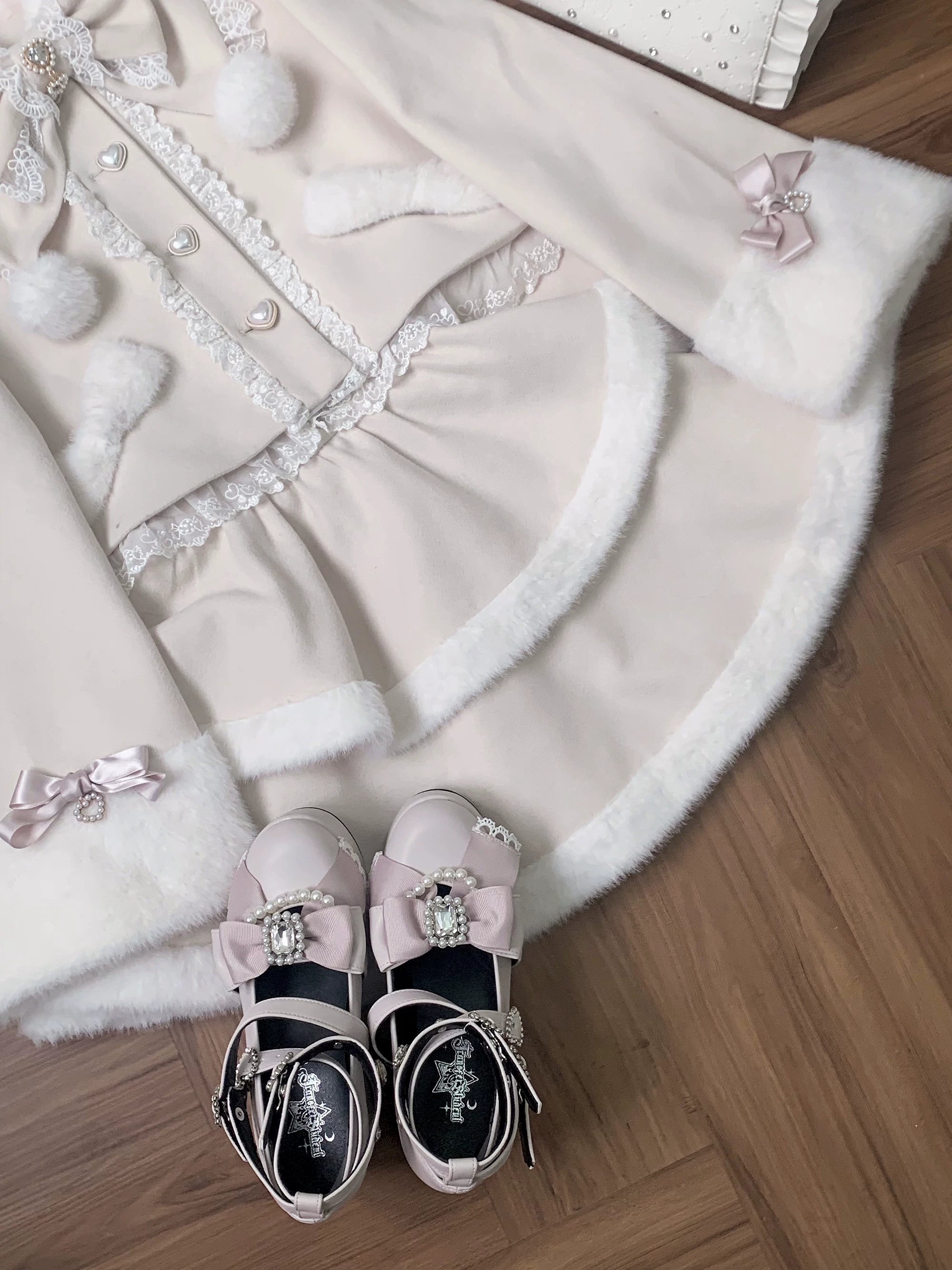 Ryousangata tiered ruffle skirt for Jirai Kei lolita outfit, detailed view of layered hem construction, side zipper closure, and lace accent details in beige colorway