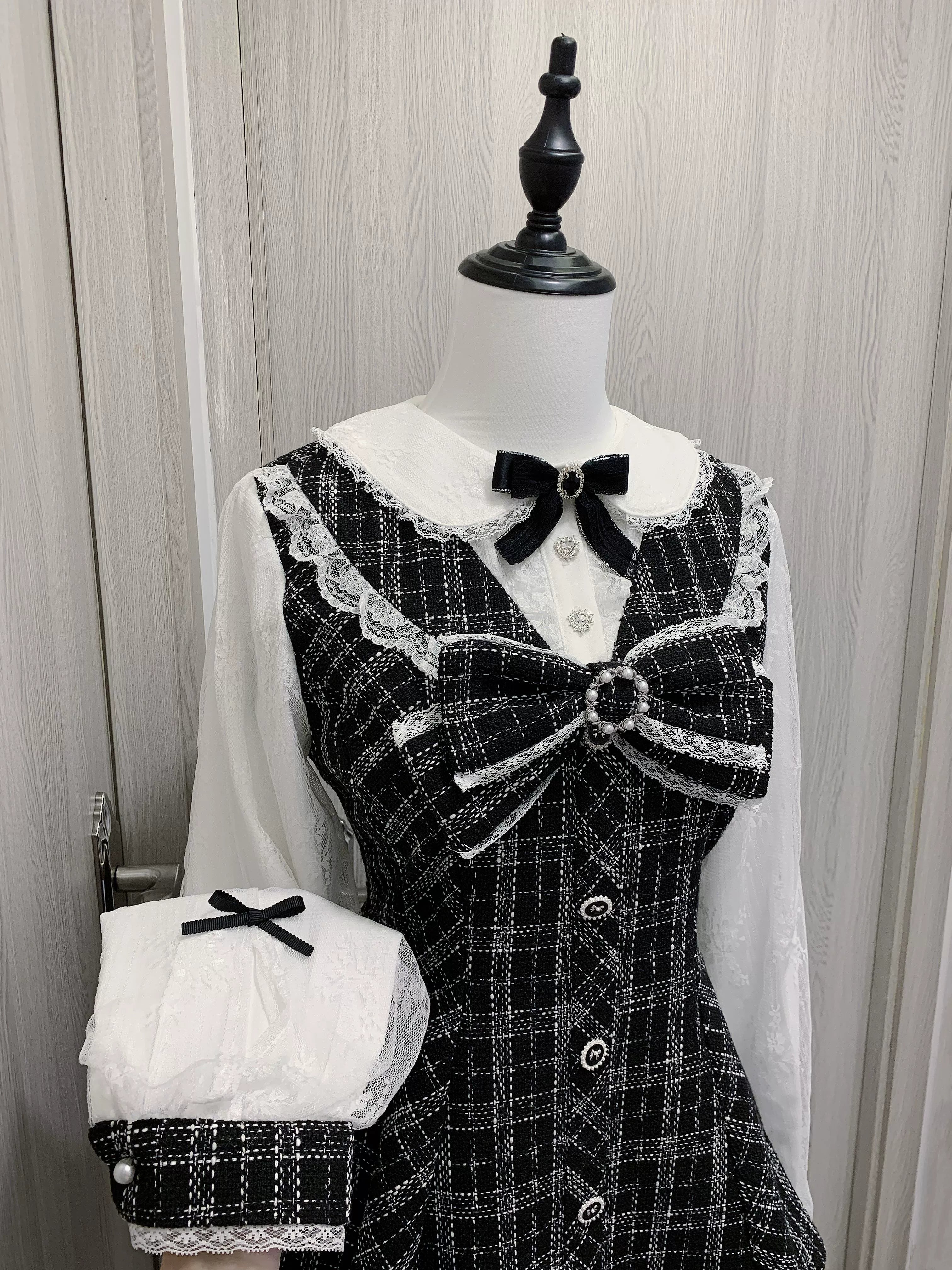 Jirai Kei dress set detail shot showcasing lace-trimmed plaid vest, detachable shirt cuffs with white lace and tiny bows, demonstrating modular fashion styling options