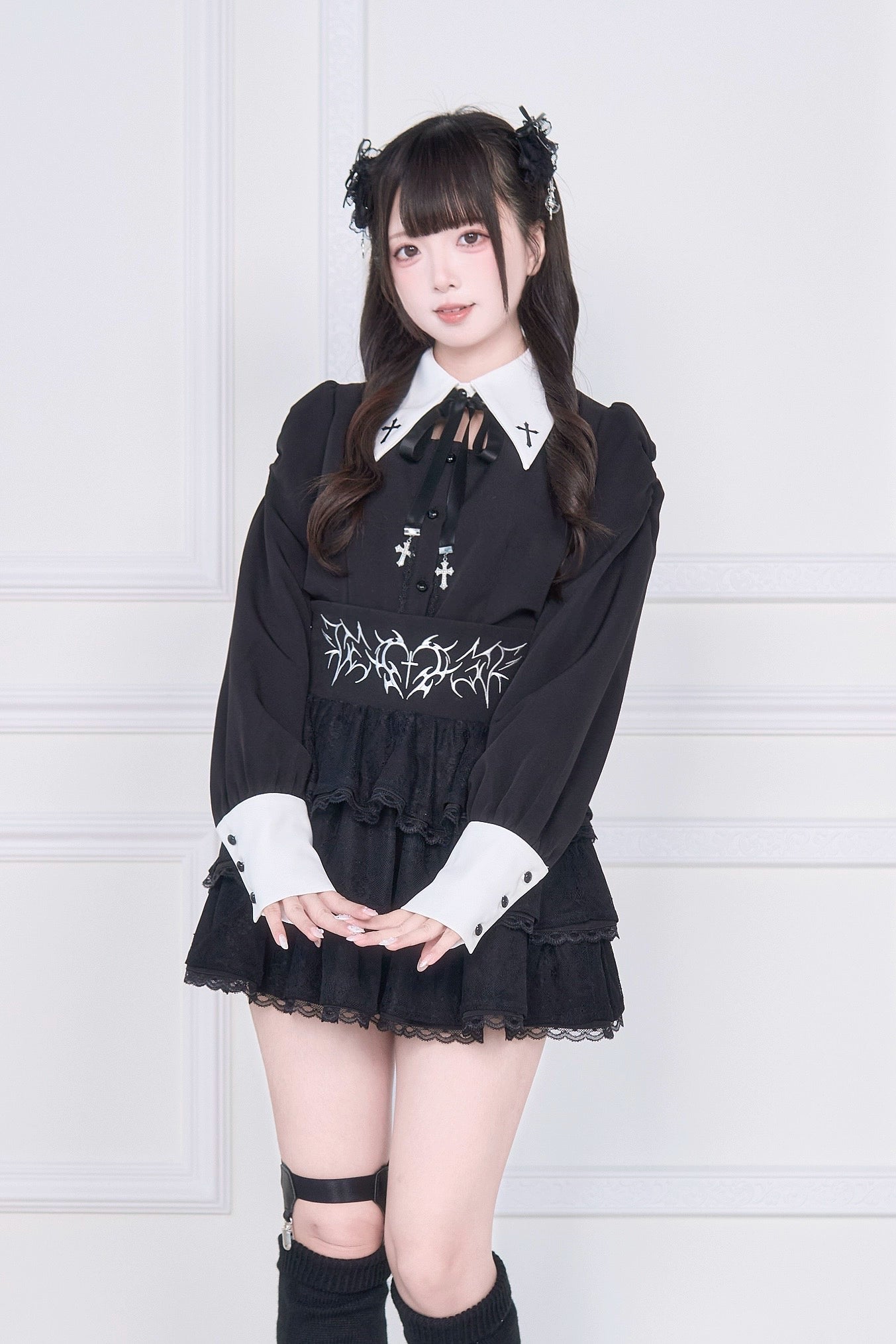 Jirai Kei black blouse white collar lace-up back alternative fashion gothic style tiered ruffle skirt