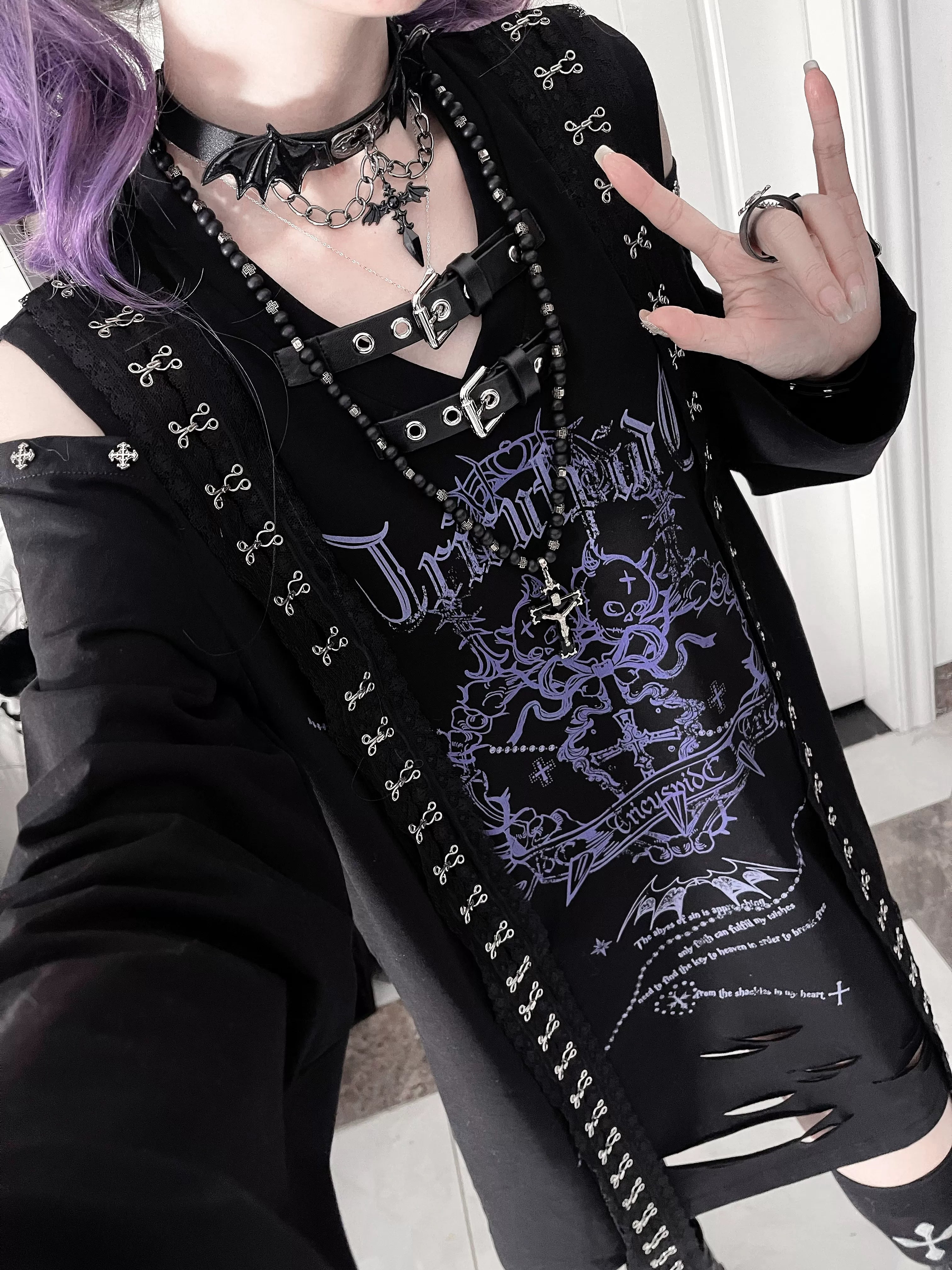 Black subculture long-sleeve top with purple goth prints and cut-out shoulders, styled with layered silver necklaces and rebellious dark fashion accessories for Jirai Kei look