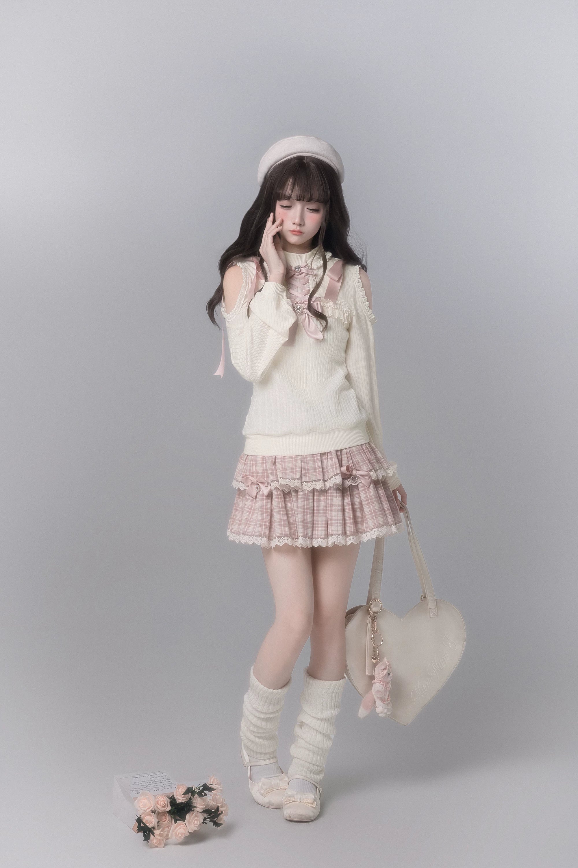 Side view Ryousangata outfit holding heart handbag leg warmers beret complete ensemble Jirai Kei aesthetic coordinate