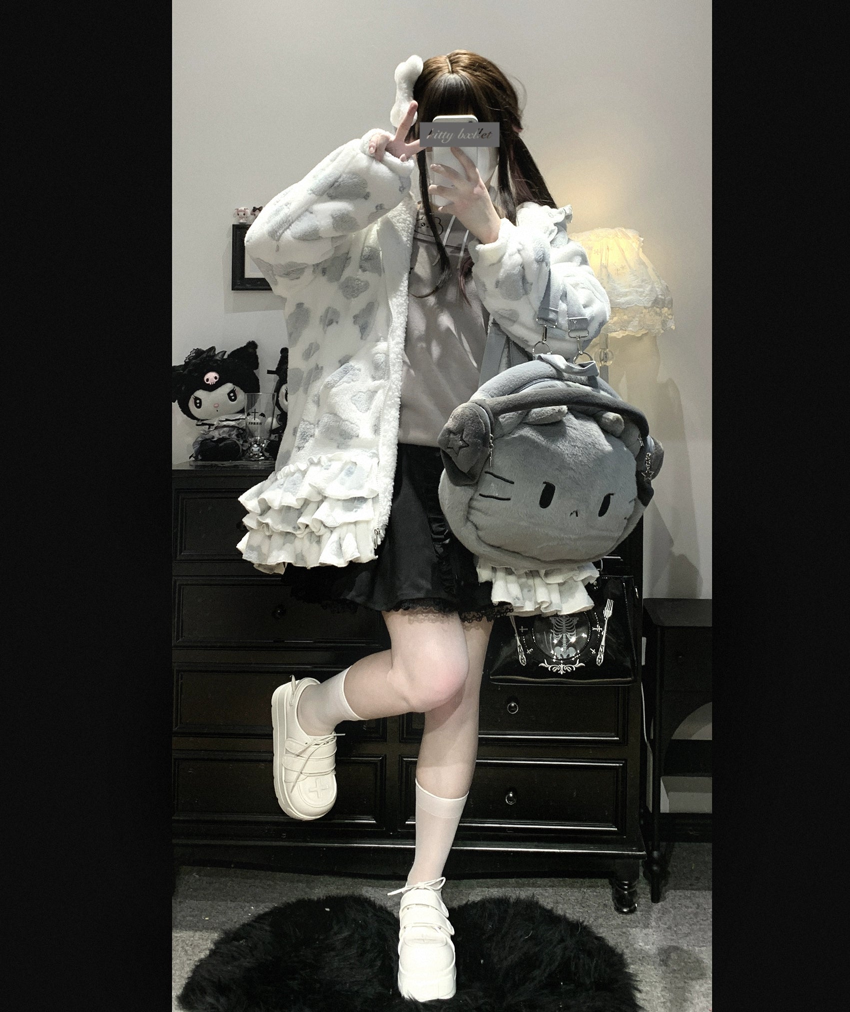 Jirai Kei fleece coat full-front mirror selfie one leg raised black mini skirt white footwear heart pattern