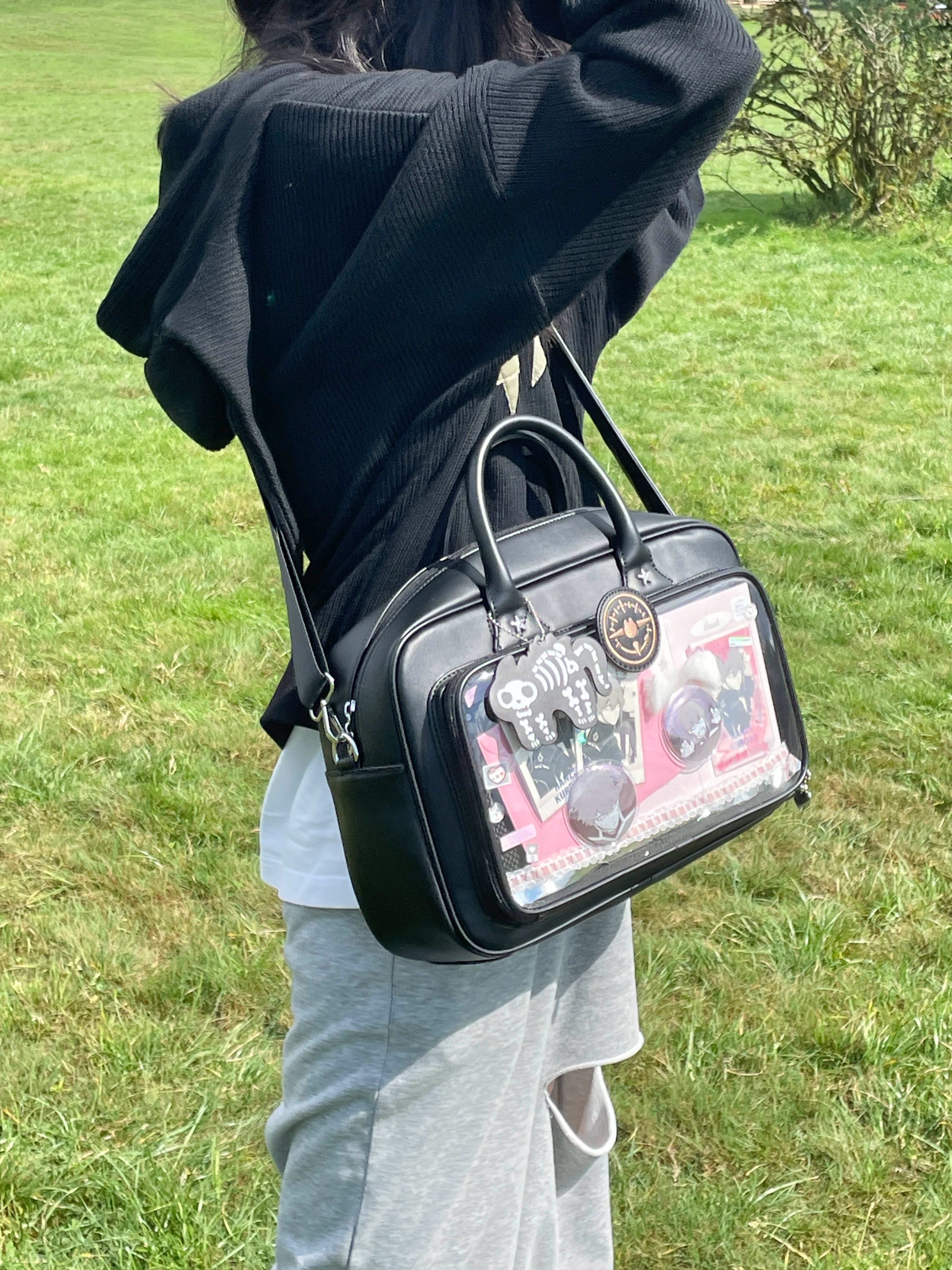 Jirai Kei ita bag size comparison and scale reference showing dimensions in centimeters and inches for accurate fit and carrying capacity assessment