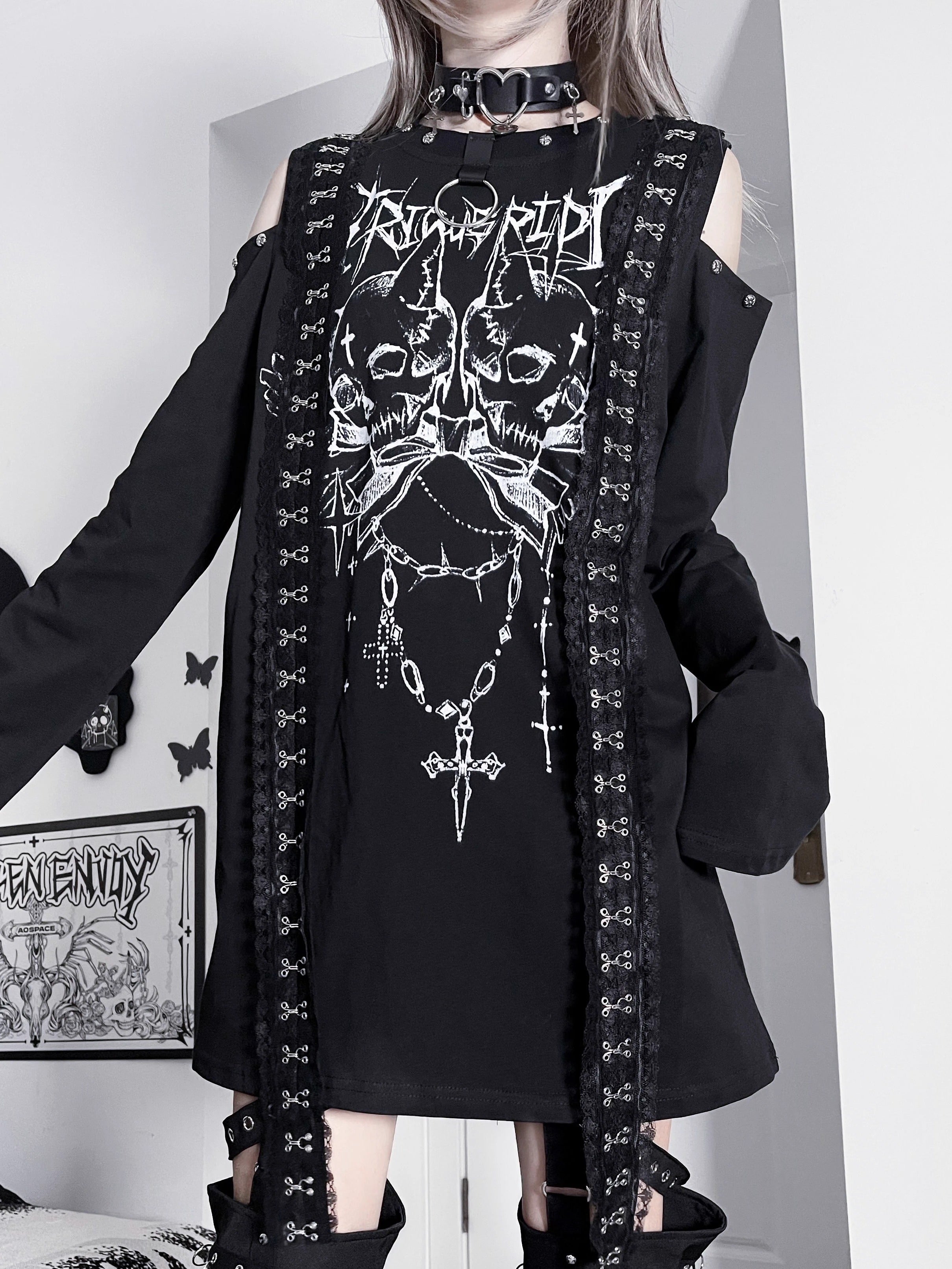 Black-purple jirai kei cold-shoulder oversized t-shirt with purple skull graphic and cross straps front