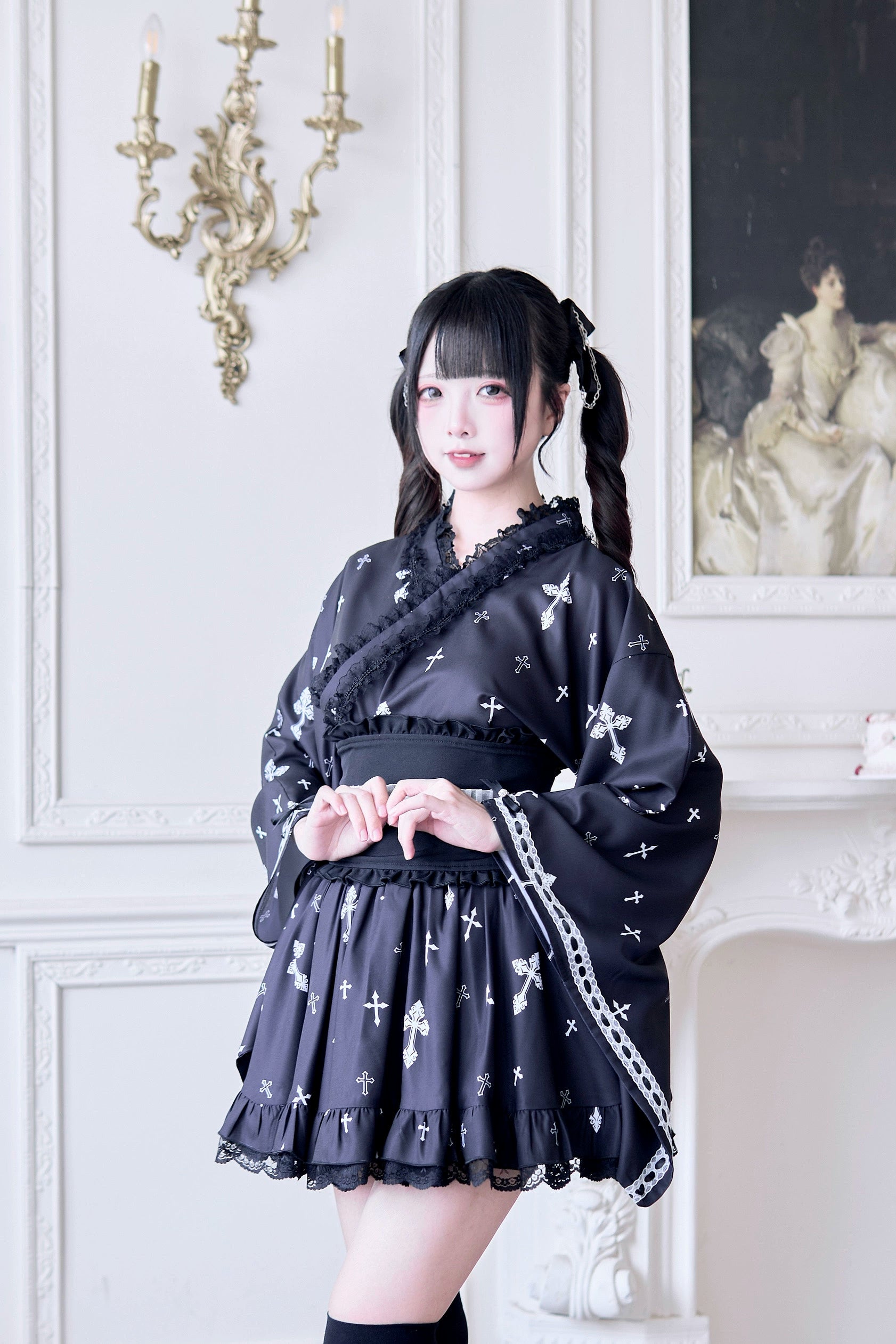 Jirai Kei kimono blouse detail shot showing back zipper closure, black lace ruffled trim edges, fixed neckline, and cross print fabric construction