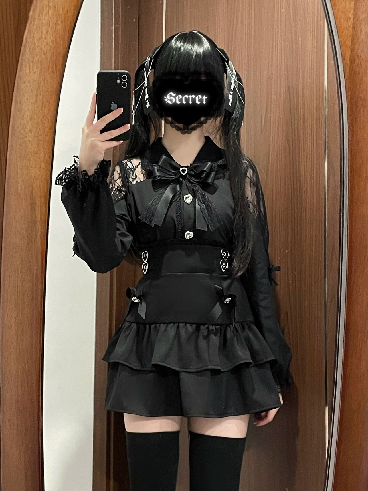 Black Jirai Kei lace collar blouse and black tiered ruffled skirt set with heart-shaped buckles and bow decoration styling