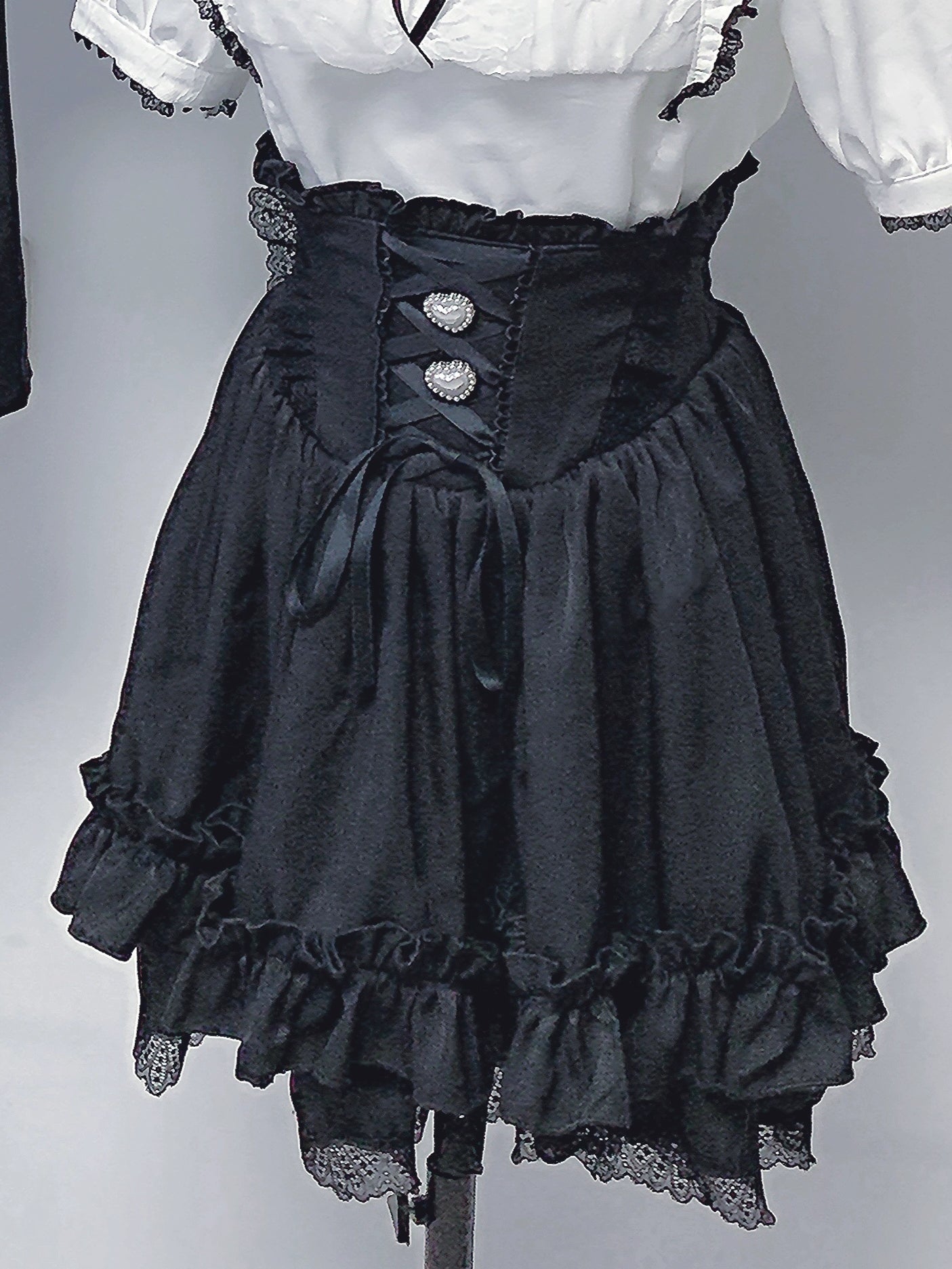 jirai-kei-skirt-close-up-black-and-white-blouse-corset-waist-metal-buttons-layered-ruffled-hem