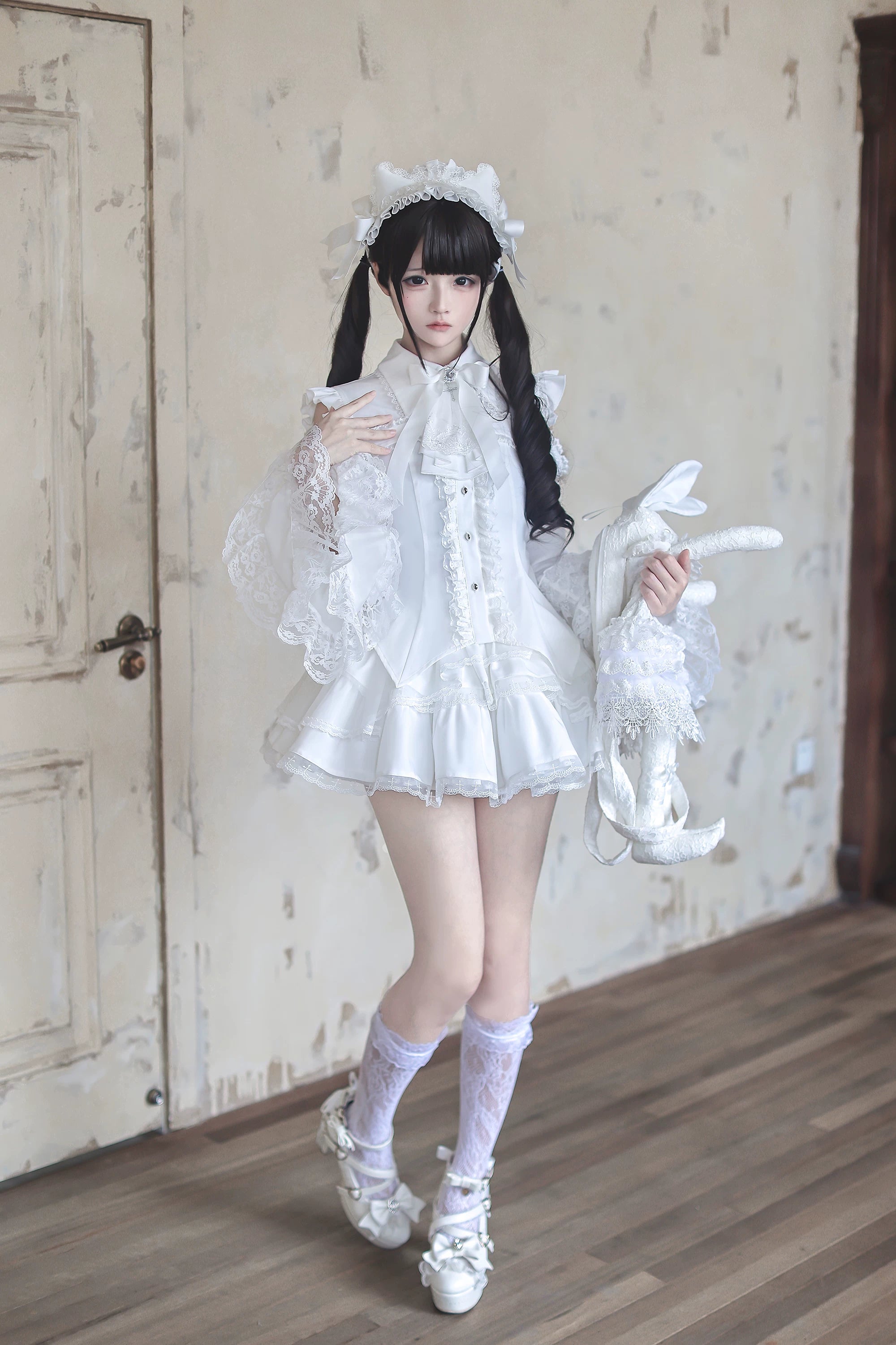Full theatrical drama jirai kei look cat-ear hairband bow tie dramatic jewelry convention styling
