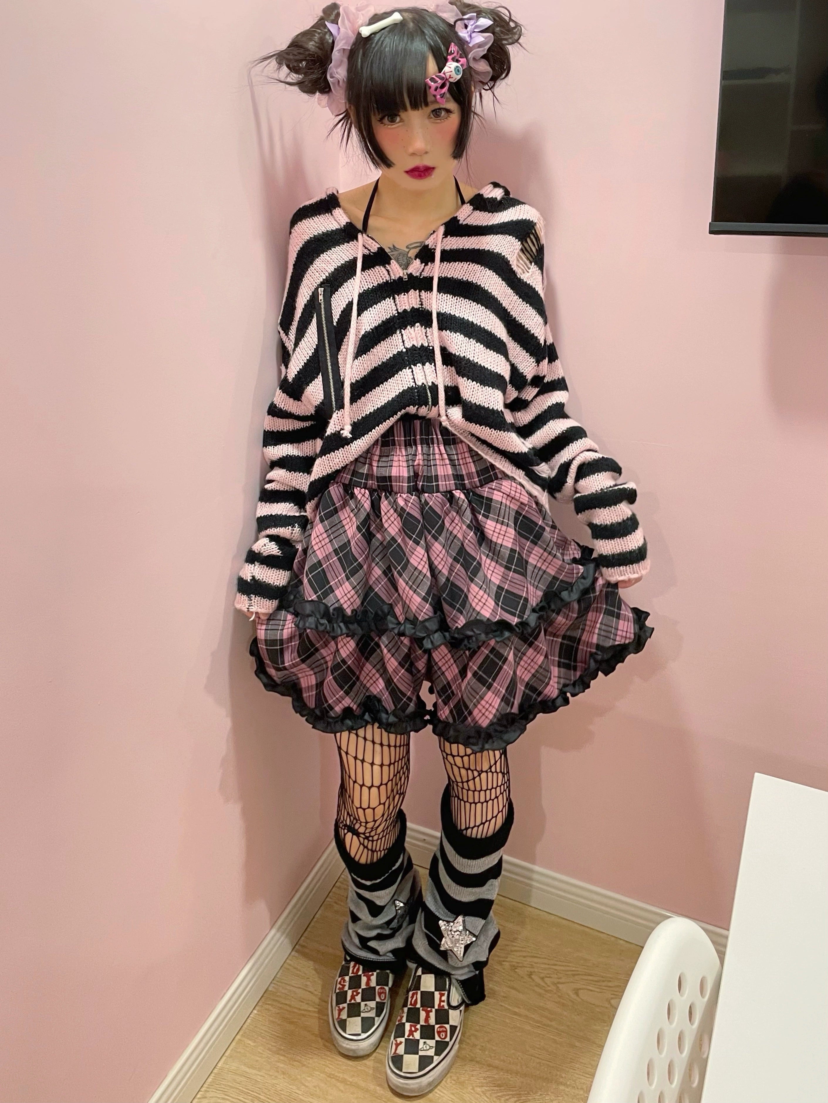 Blue-black plaid Jirai Kei ruffle mini skirt with rosy-red striped trim color-blocking effect, unique contrast detail close-up