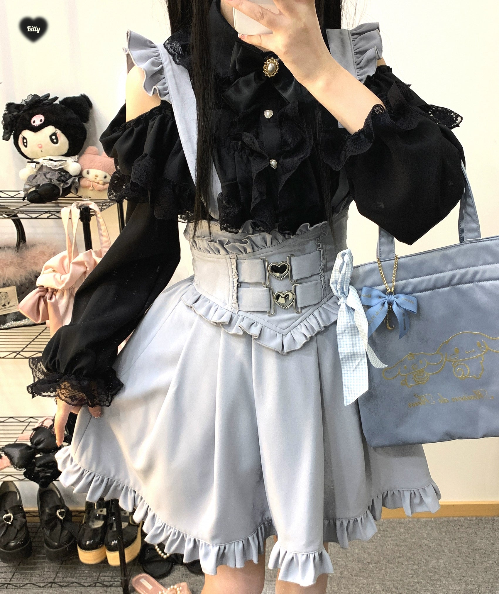 Light gray ruffled hem Jirai Kei suspender skirt with double heart-shaped metal buckle waistband paired with blue bow decorated handbag styling shot