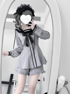 Jirai Kei purple-gray sailor collar dress with heart-shaped bow decoration and ruffled shorts, mirror selfie home style