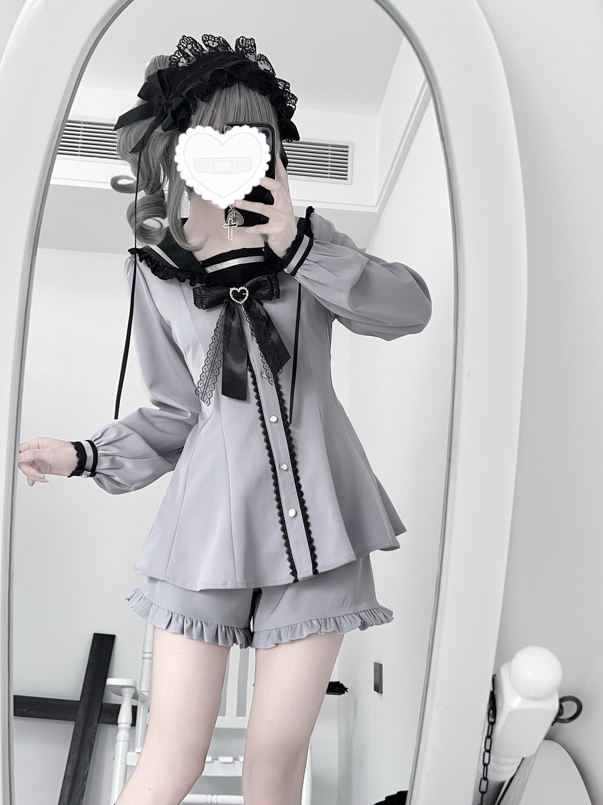 Jirai Kei purple-gray sailor collar dress with heart-shaped bow decoration and ruffled shorts, mirror selfie home style