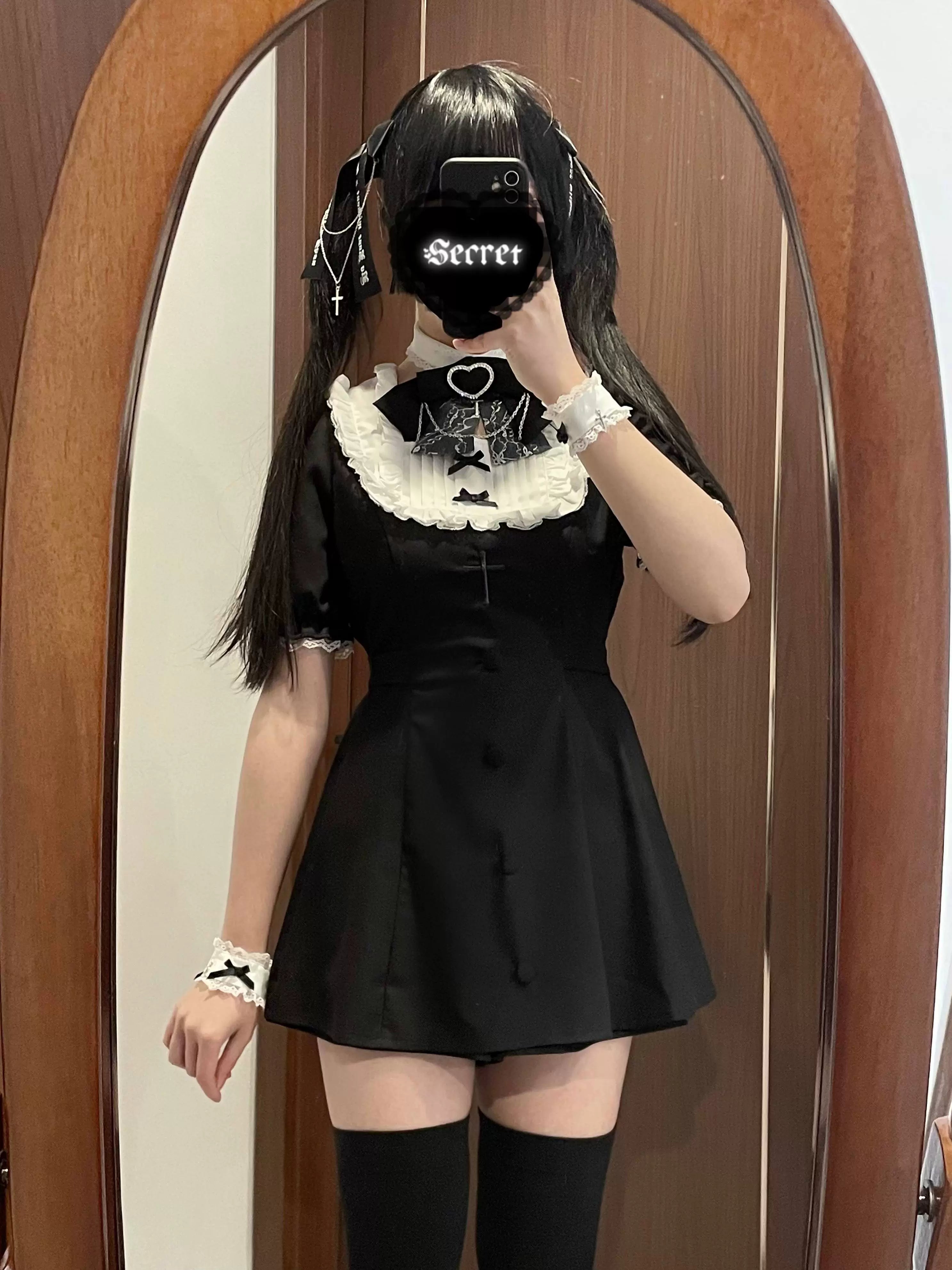 Black Jirai Kei dress set with heart brooch ruffled collar and layered lace wrist cuffs detailed accessories