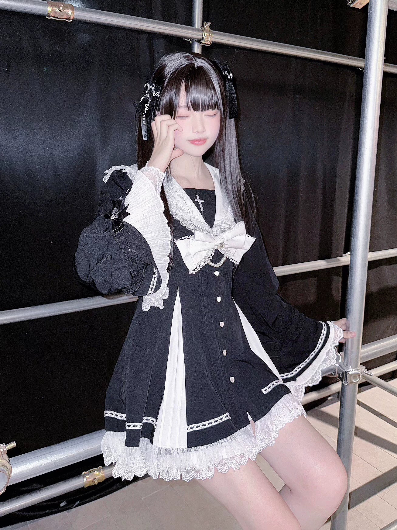 Jirai Kei hime dress styled comparison showing versatility with and without removable bow tie, featuring dark romantic gothic aesthetic for multiple wear options