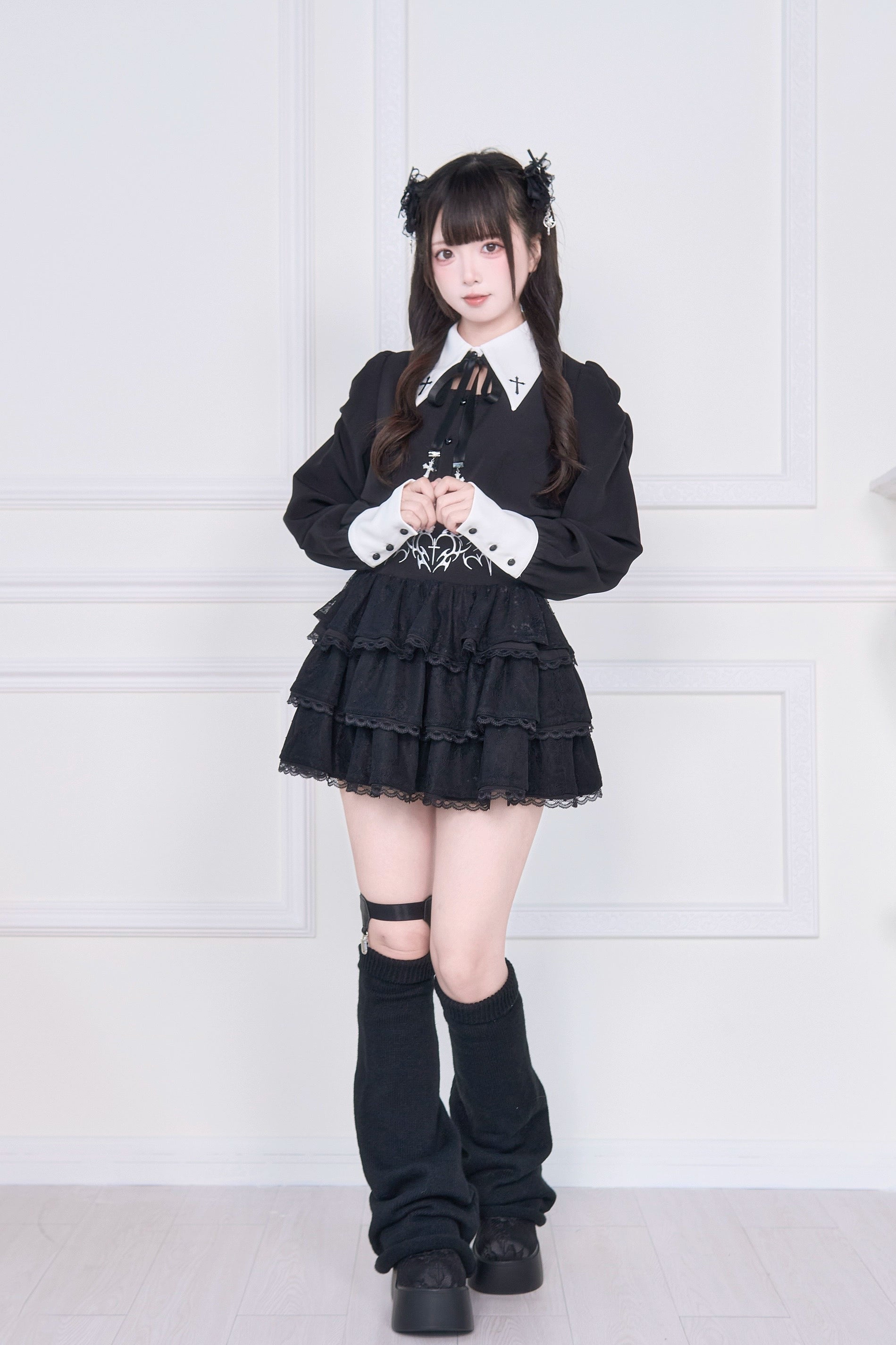 Jirai Kei outfit alternative fashion styling ideas leg garter platform shoes gothic aesthetic coordination