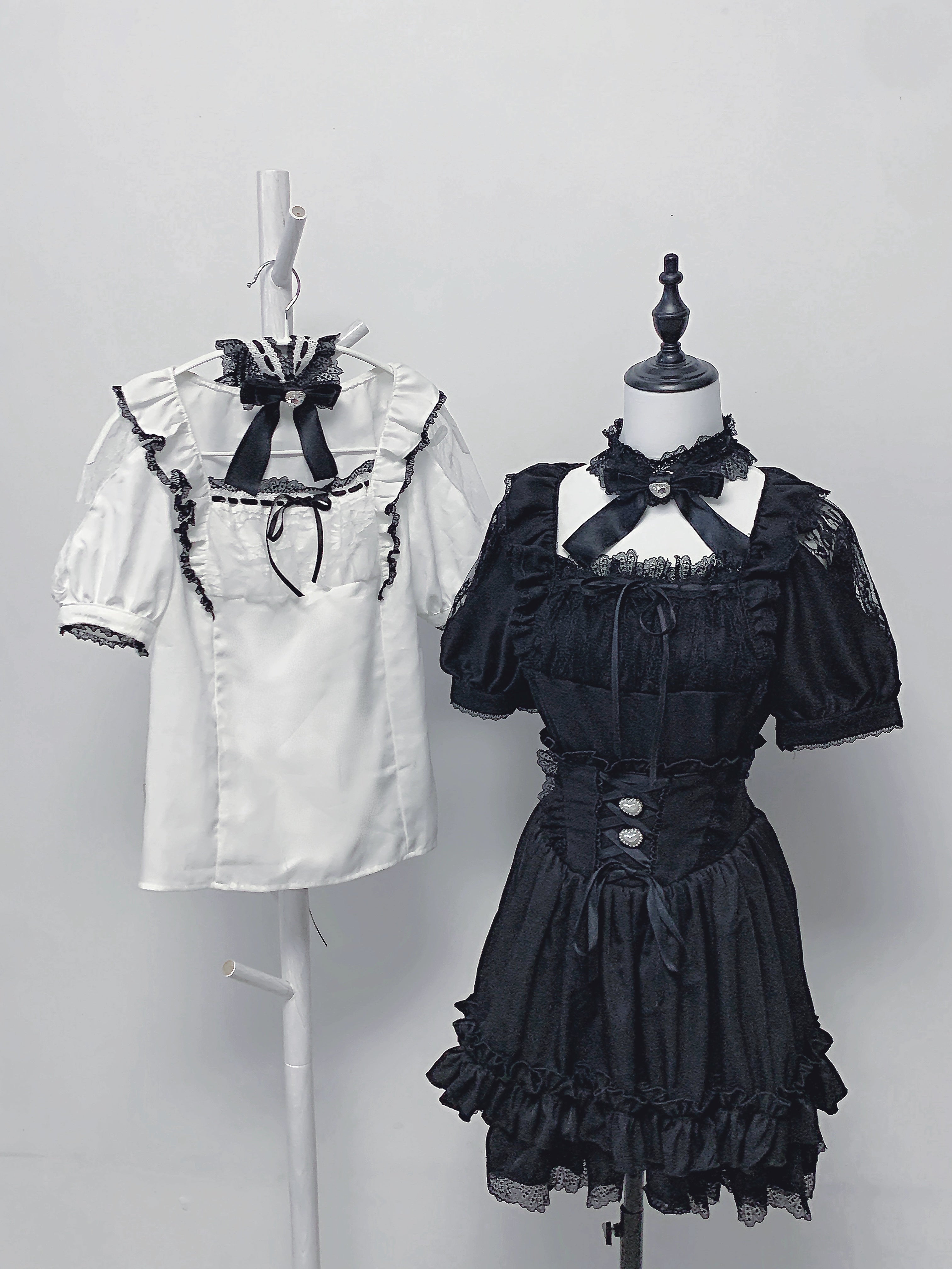jirai-kei-white-ruffled-blouse-black-skirt-square-neckline-corset-waist-ensemble