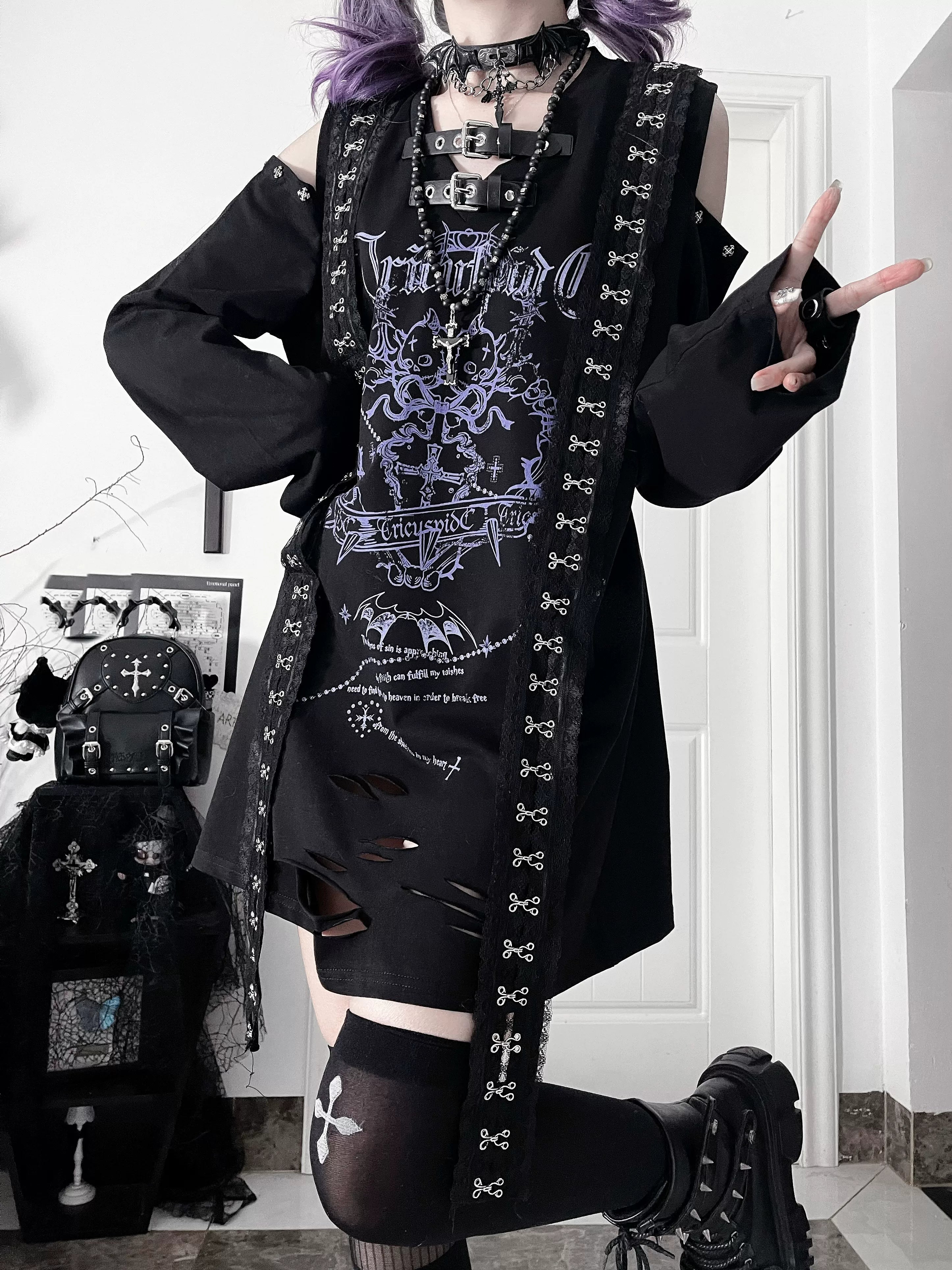 Distressed hemline and cut-out shoulder detail of black subculture long-sleeve tee, highlighting intentional rips and dark aesthetic craftsmanship for Jirai Kei wear