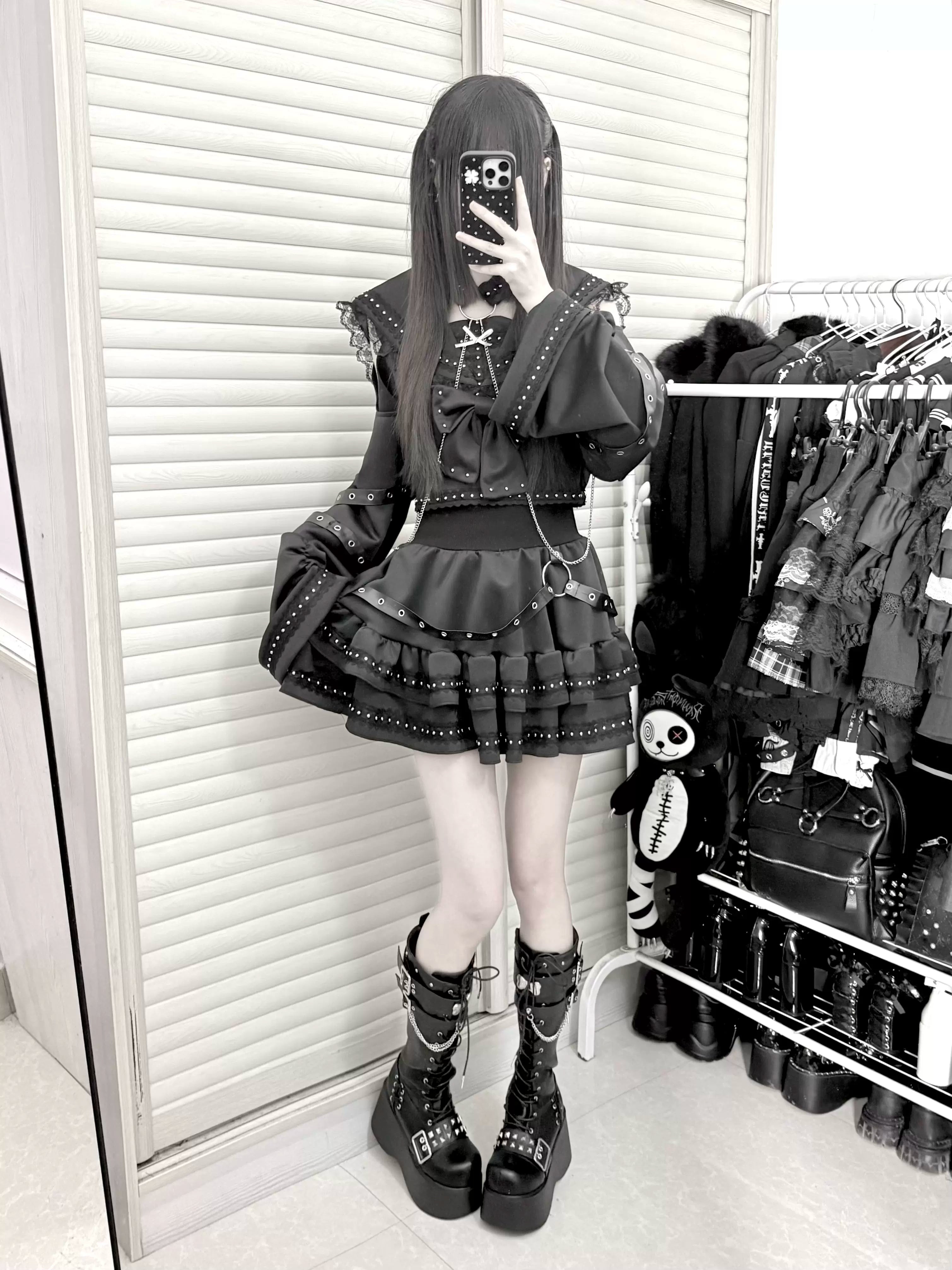 Jirai Kei gothic black sailor two-piece set detailed close-up of sailor collar rivet embellishments and premium fabric construction