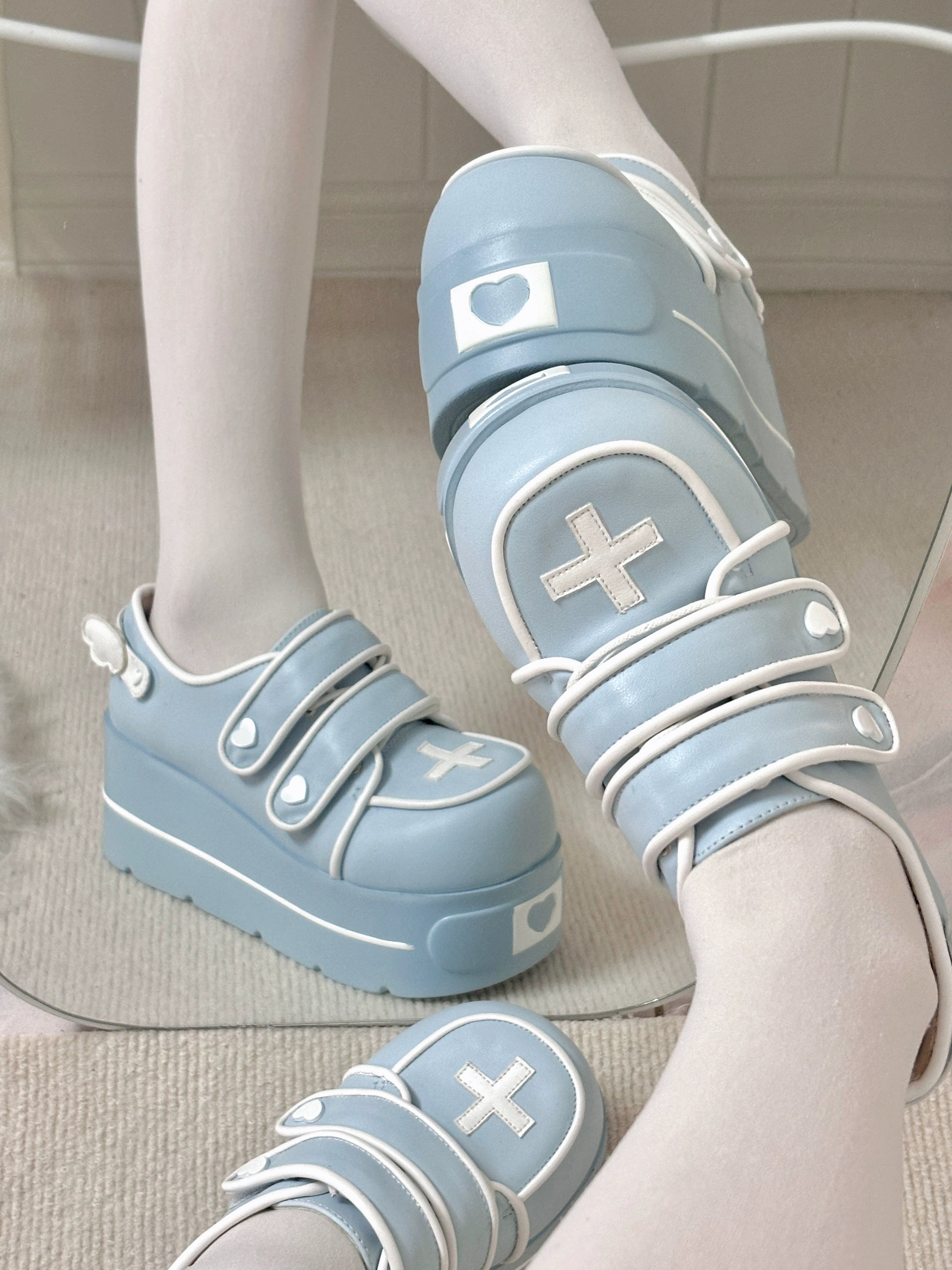 White angel heart platform shoes Tenshi Kaiwai round toe thick sole hook and loop fasteners heart heel accent detail