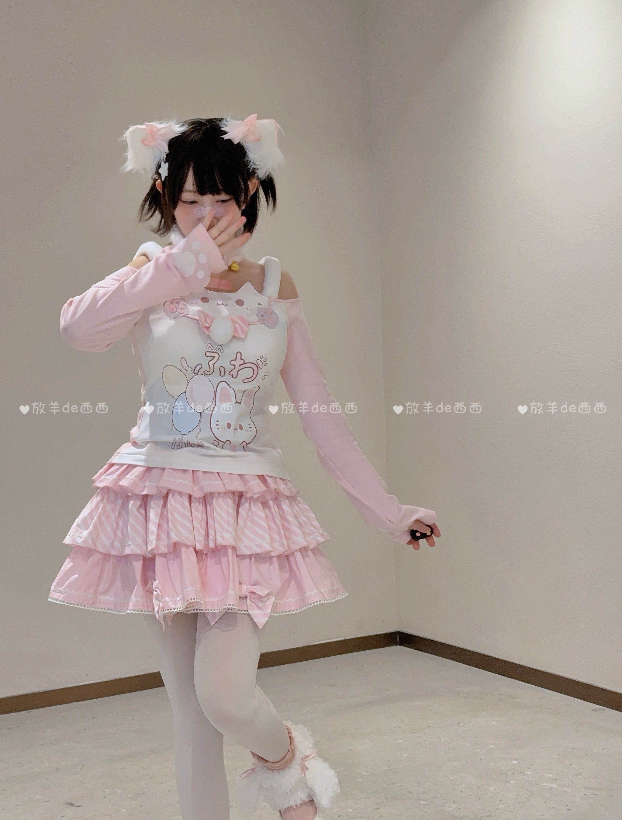 Cute cat-print off-shoulder coordinate with tiered mini skirt and split long sleeves, full-body side standing shot displaying off-shoulder neckline details and cat-ear hair bow styling