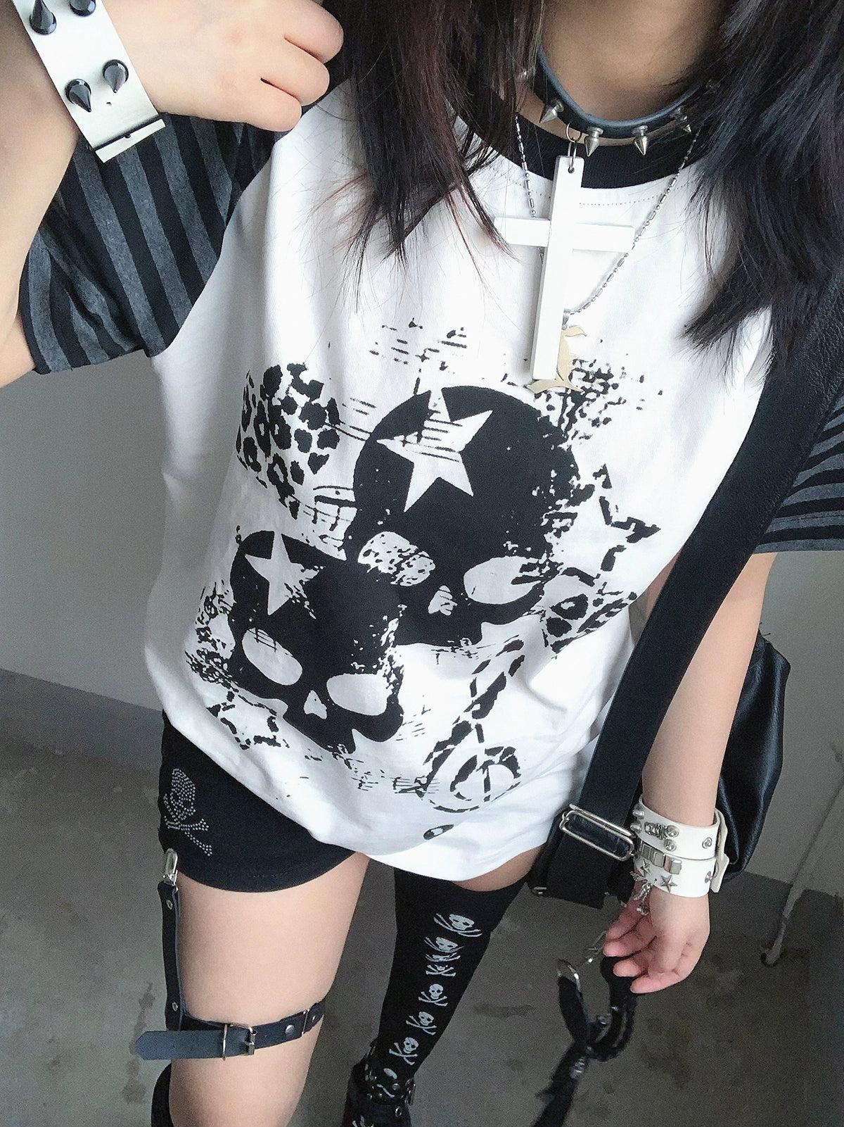 Jirai Kei gothic skull leopard heart raglan t-shirt side view body fit silhouette grey striped sleeves