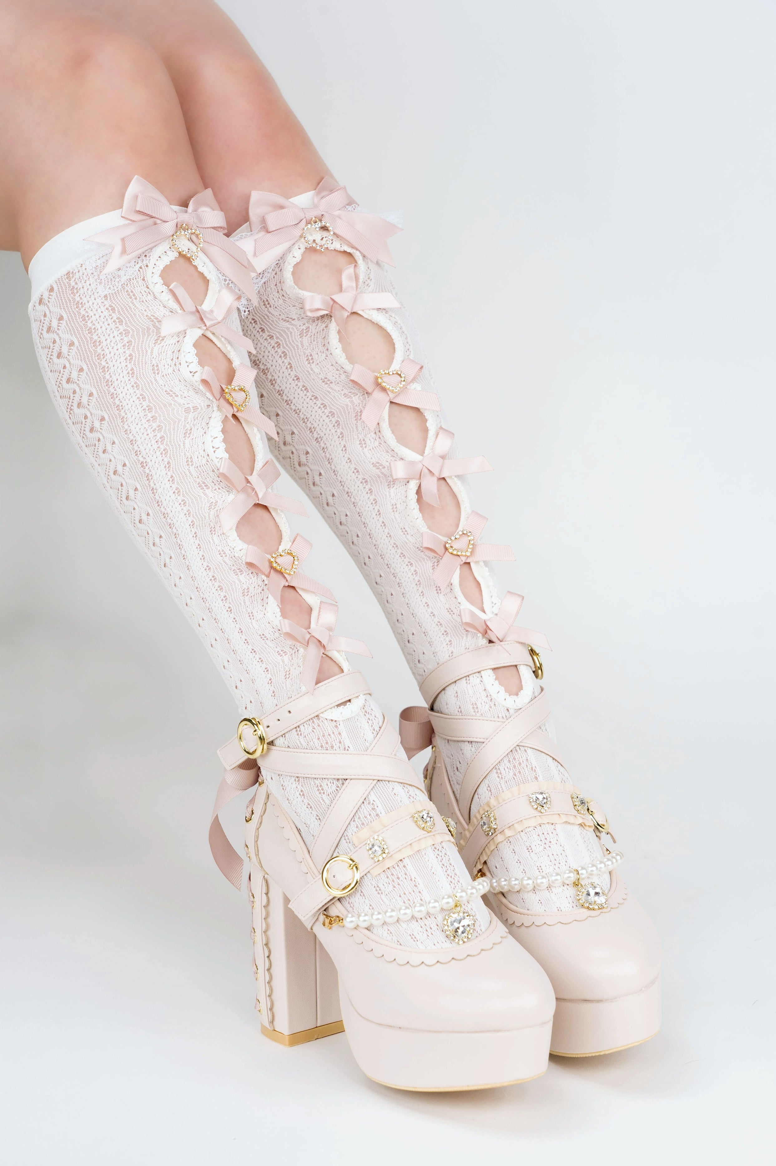 Black-pink Jirai Kei lace bow socks over-the-knee styling configuration showcase with platform shoe pairing