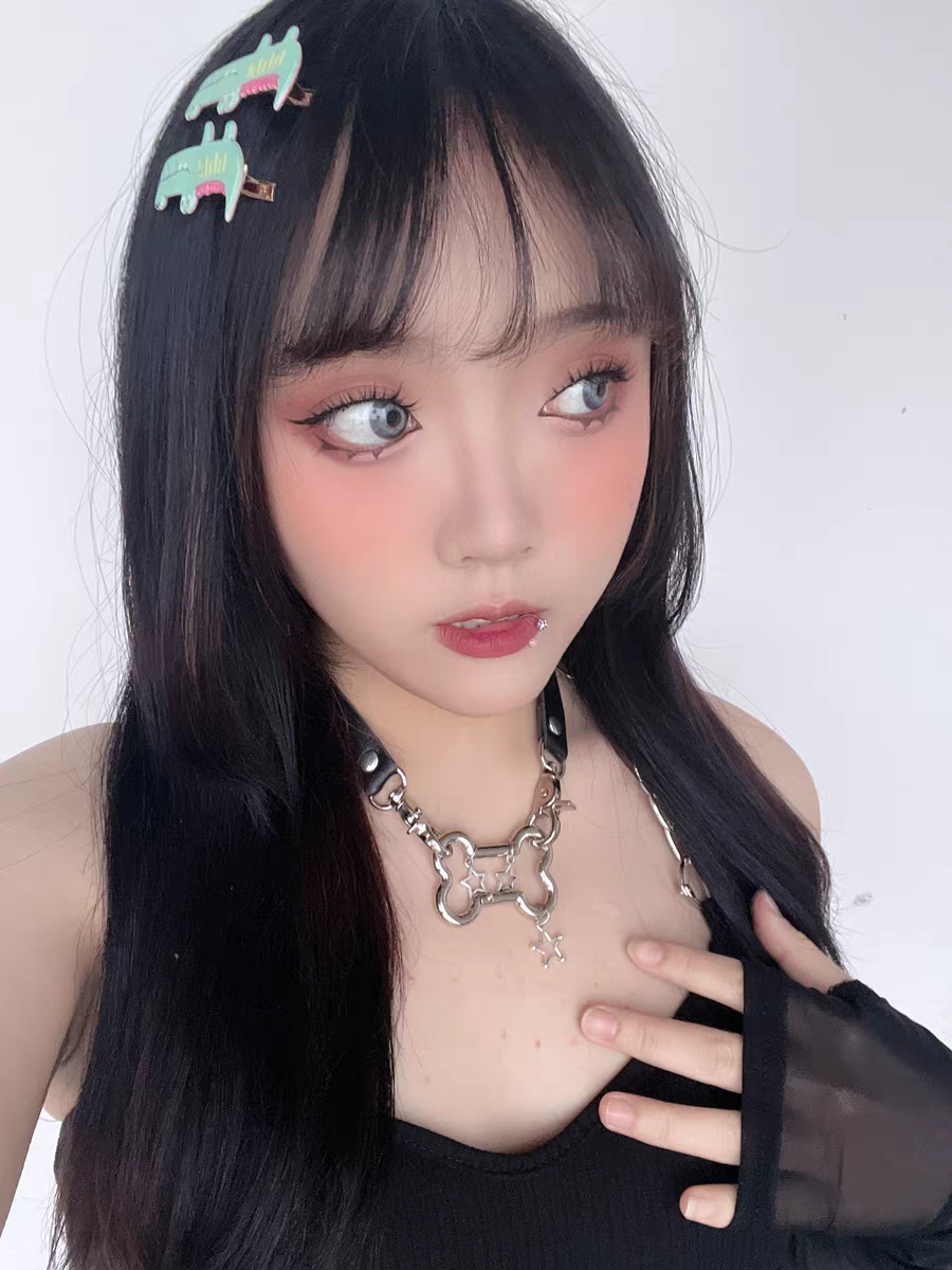 Jirai Kei bone and star pendant choker necklace complete styling guide black and white color options