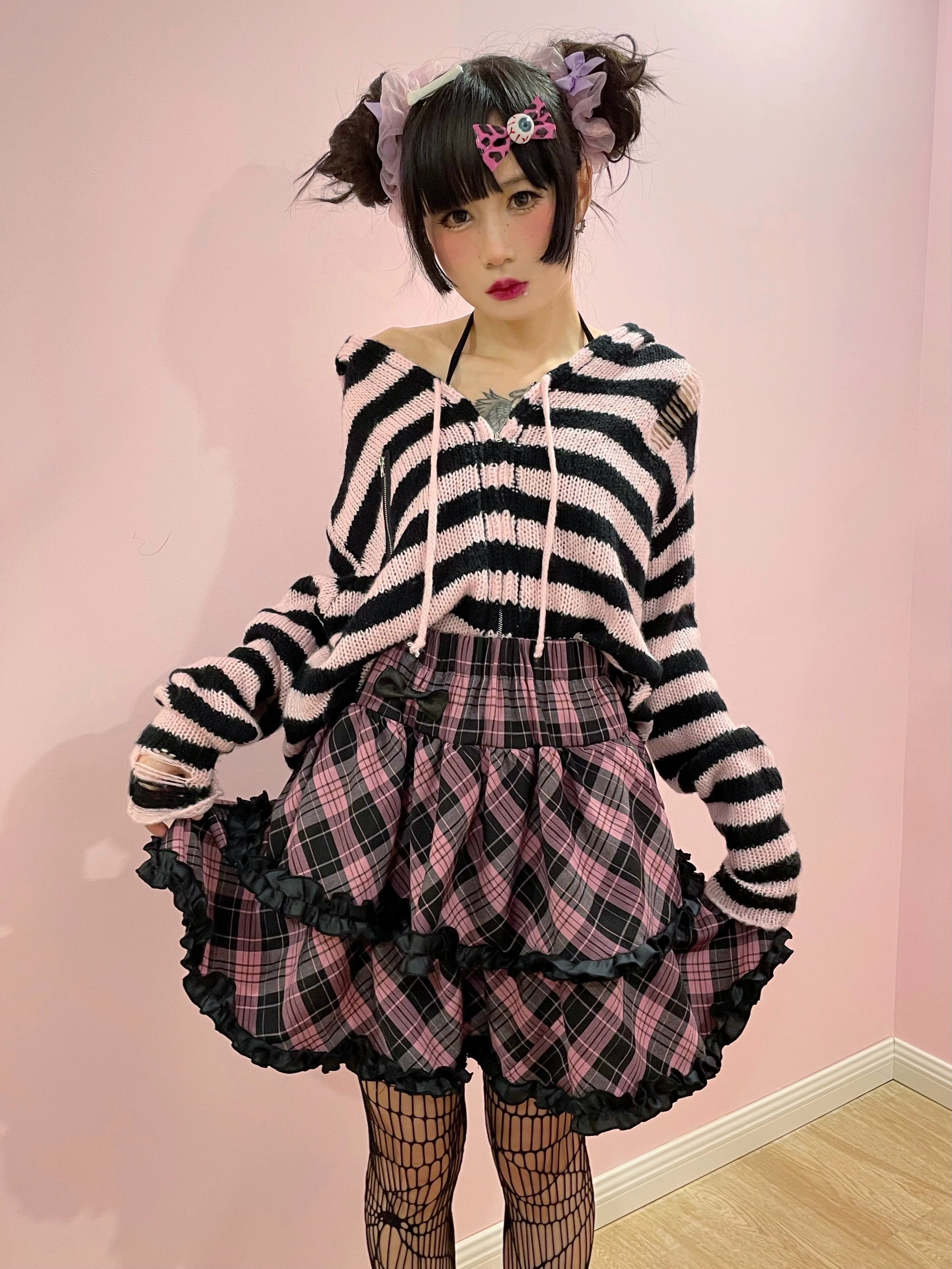 Pink-black plaid Jirai Kei ruffle skirt Y2K gamer aesthetic styling with arm warmers, casual alternative fashion outfit