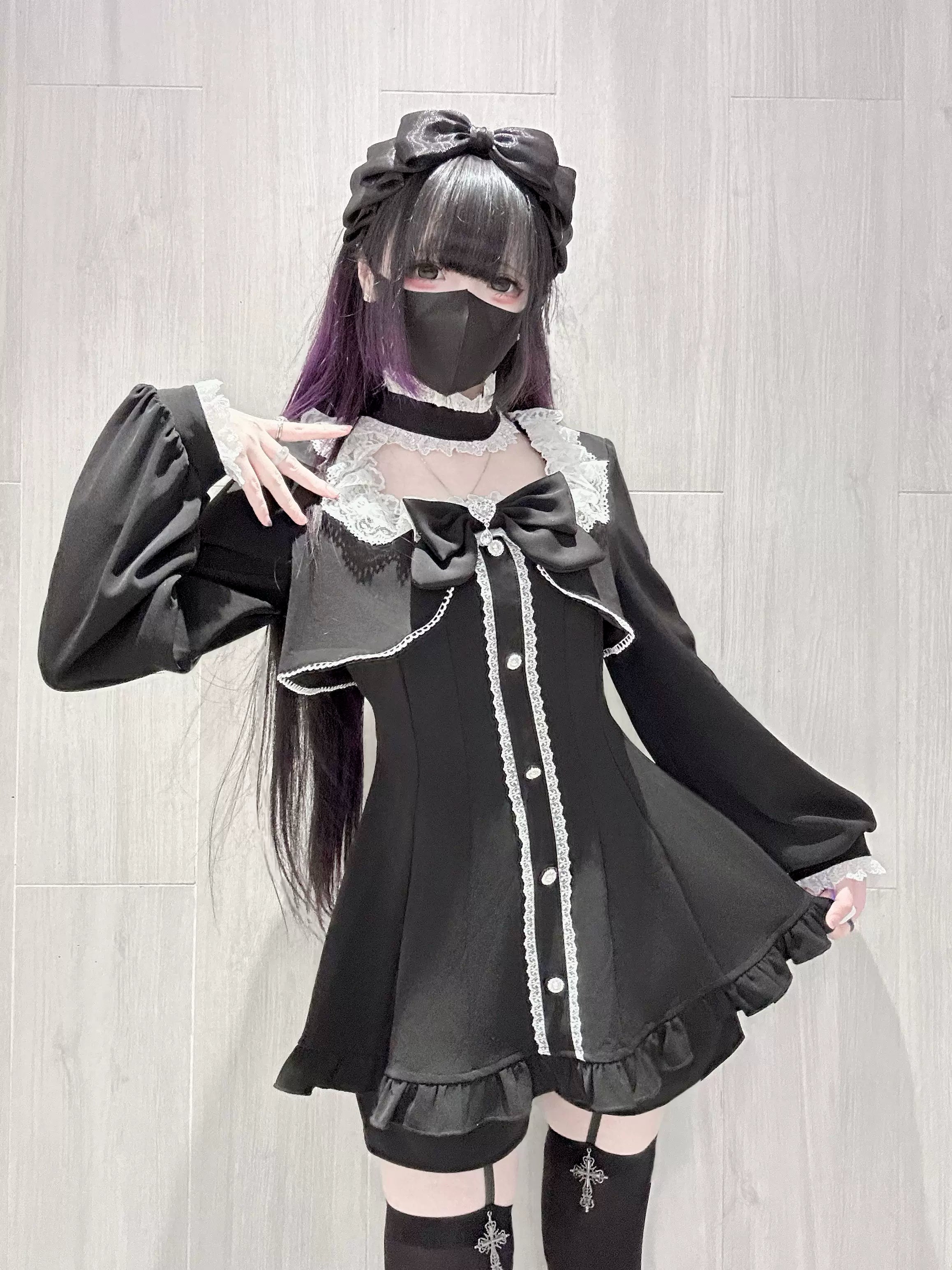 Gray Jirai Kei dress and shorts set detail showcasing the removable chest bow ribbon accent and bow styling options