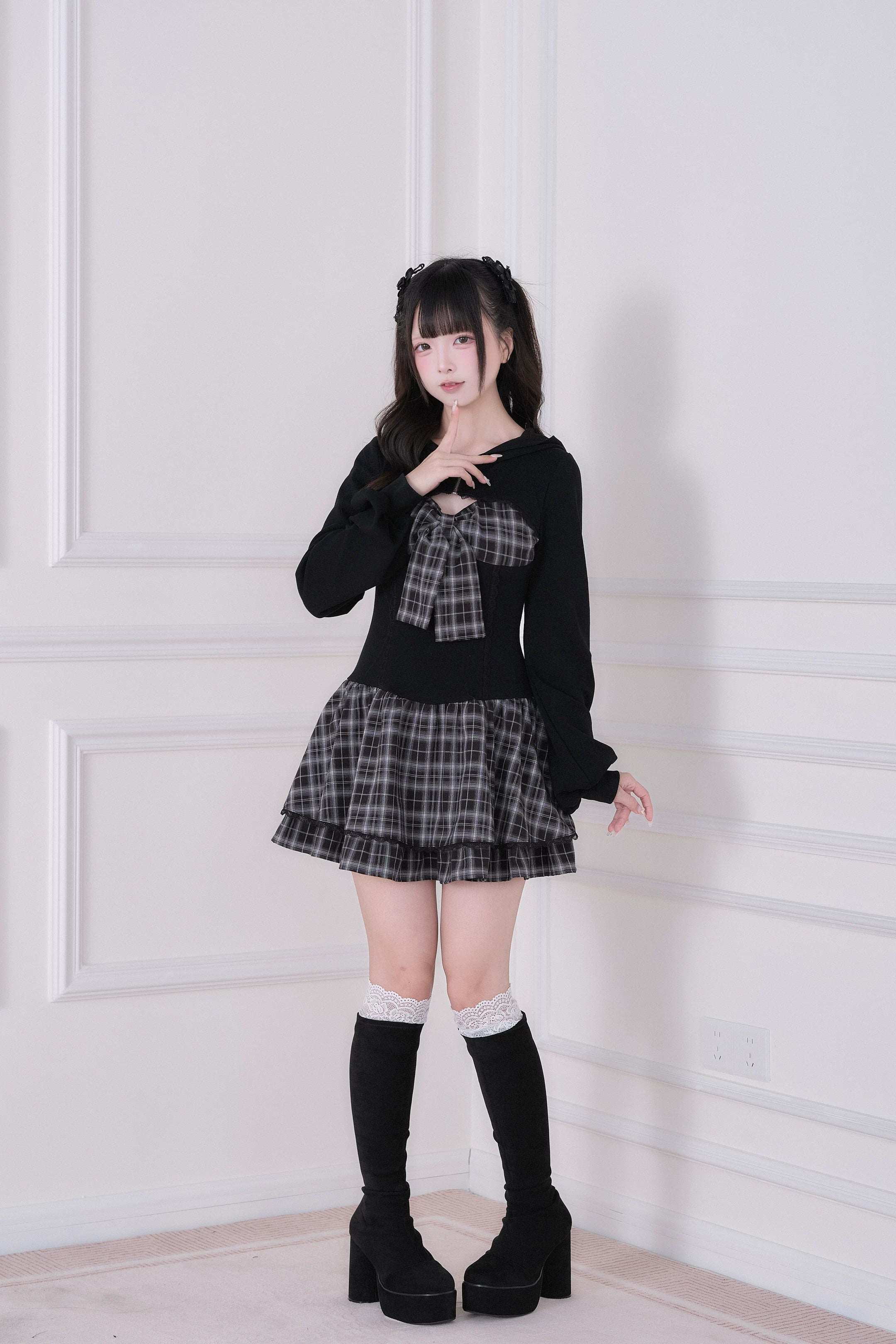Jirai Kei hoodie splice one-piece dress styling guide with accessories boots socks leg warmers recommendations