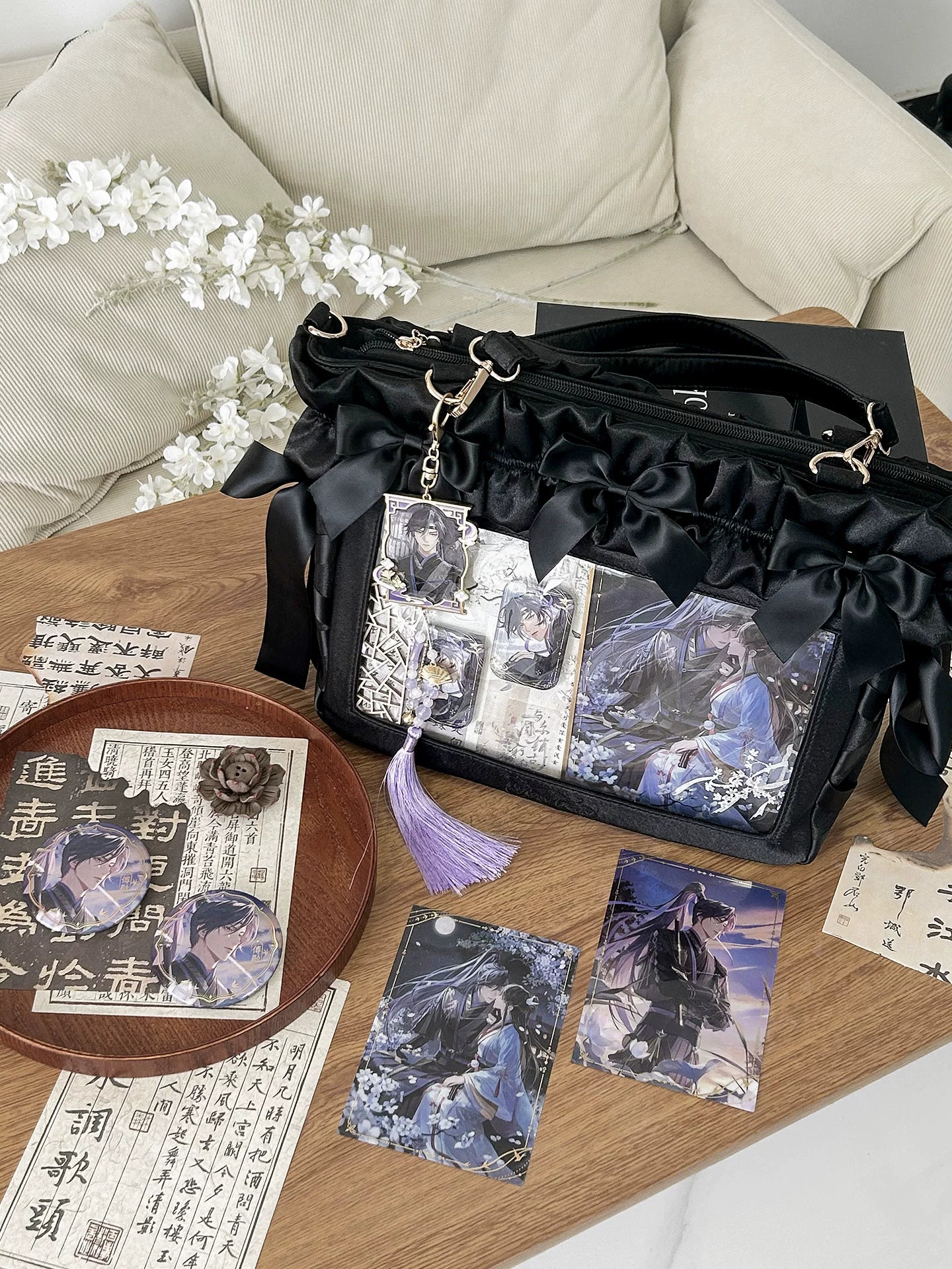Jirai Kei itabag ita board insert accessory showing how character pins badges and keychains are organized in display window arrangement