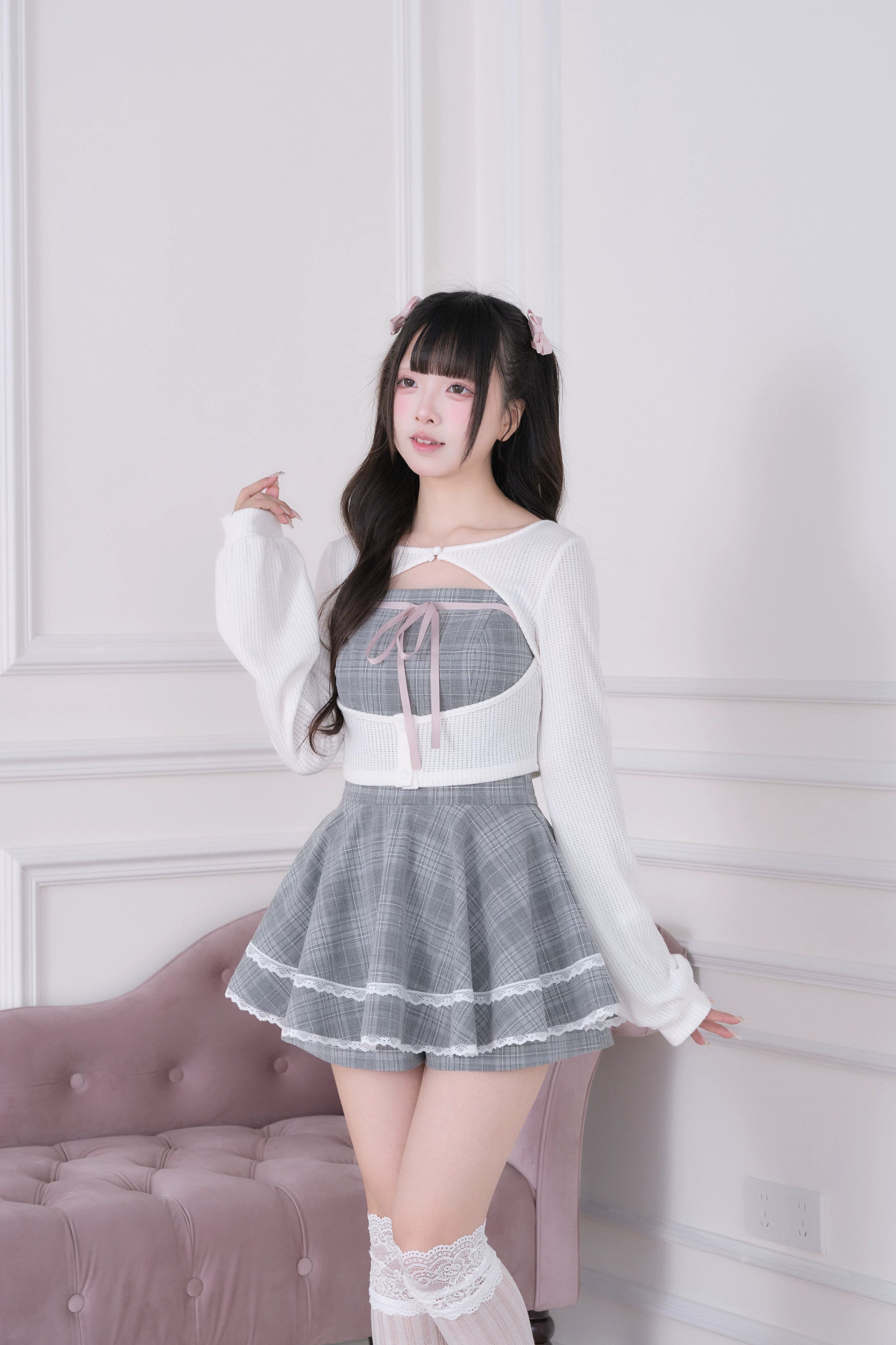 Sweet lolita Jirai Kei outfit side profile - white long-sleeve bolero, white lace thigh highs, grey plaid mini skirt