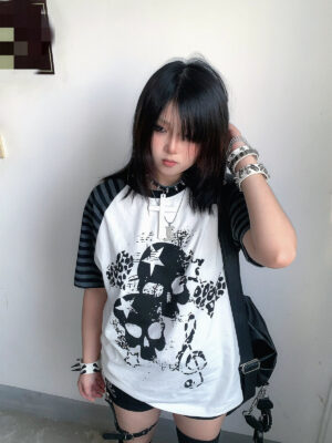 Jirai Kei gothic skull leopard heart raglan t-shirt close-up front view white base black grey striped sleeves distressed print design