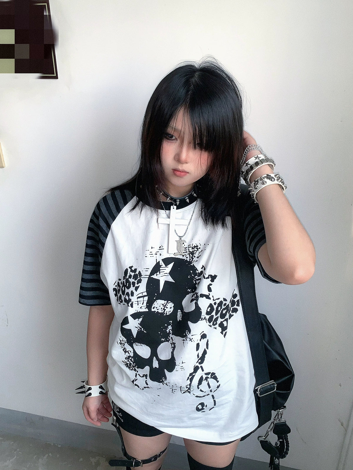 Jirai Kei gothic skull leopard heart raglan t-shirt close-up front view white base black grey striped sleeves distressed print design