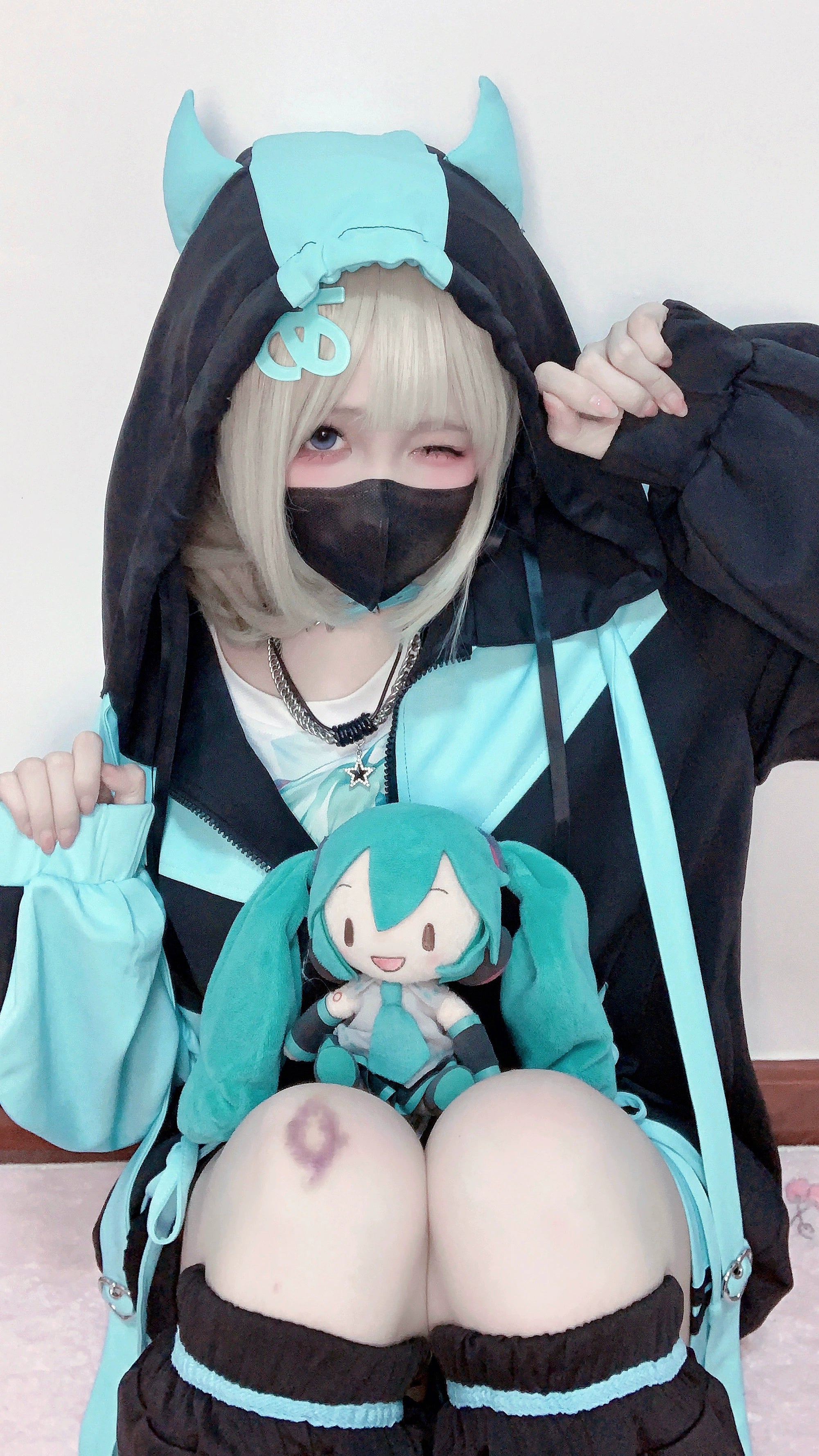 Flat lay display of complete Tenshi Kaiwai Jirai Kei set showing hooded jacket, coordinating pants, leg warmers, and metal heart zipper detail