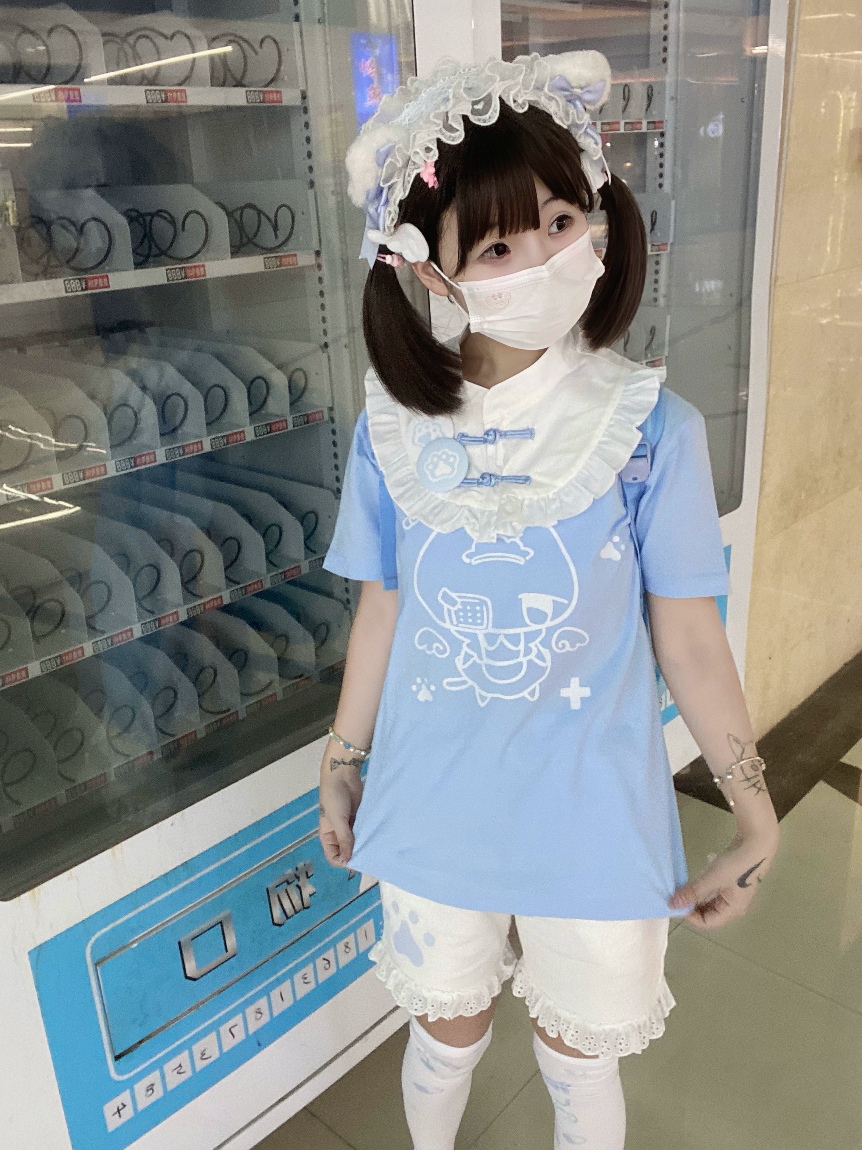 Light blue Tenshi Kaiwai cartoon cotton T-shirt with white ruffled collar three-quarter angle vending machine aesthetic