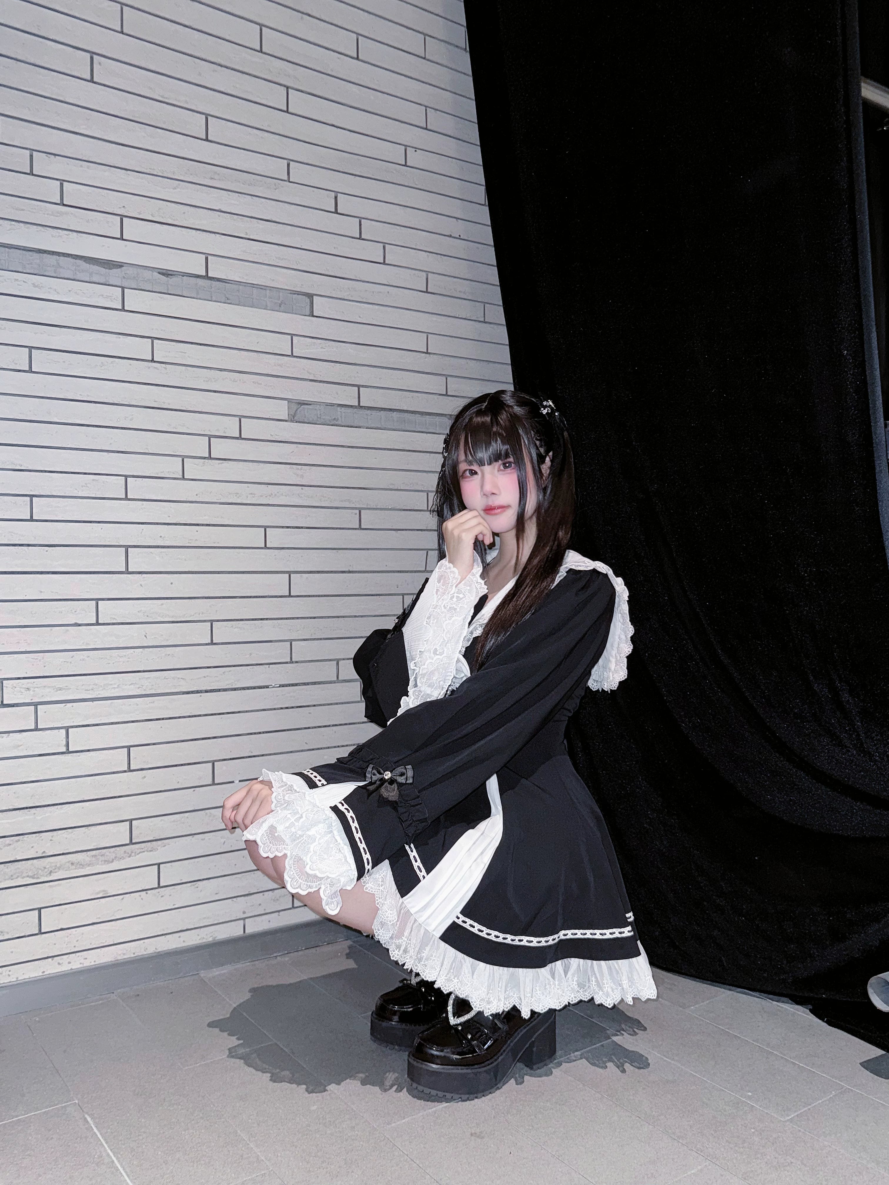 Jirai Kei hime dress and pocketed shorts ensemble shipping information, 7-10 business day in-stock processing, and 60-day pre-order handmade crafting timeline